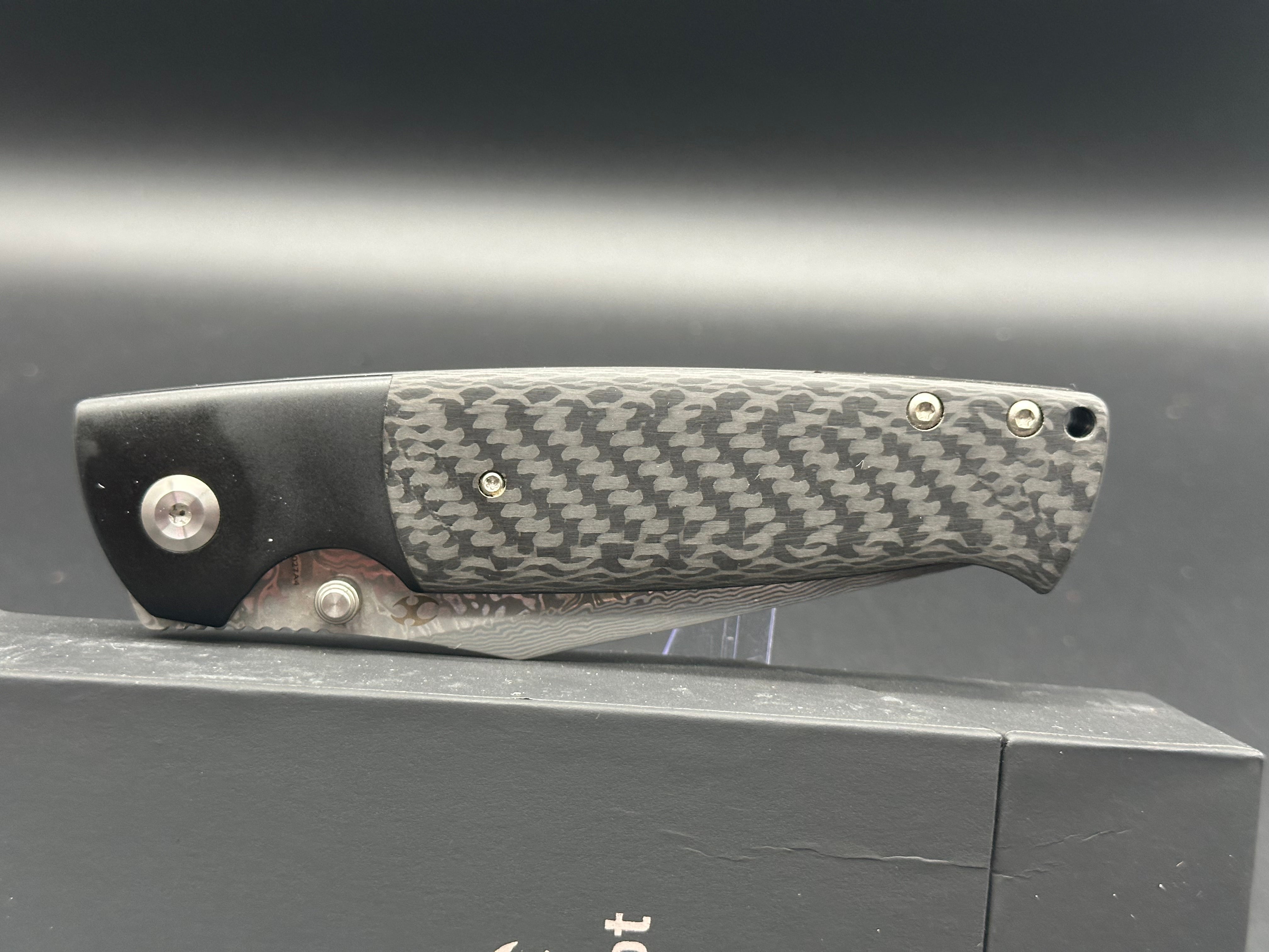 KANSEPT SHIKARI Folding Knife - Black Titanium Handle with Twill Carbon Fiber Inlay & Damascus Steel Blade - Plain Edge for Outdoor, Camping, and EDC Use