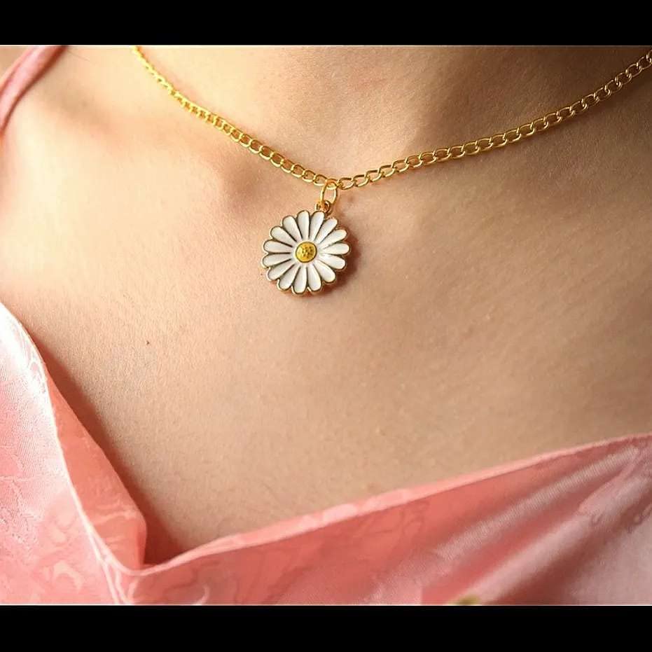 Dulcett Fashion Daisy Pendant Necklace for Women & Girls - Floral Flower Chain Jewelry with White Charm Pendant | Perfect for Birthday Gifts, Anniversaries & Everyday Wear