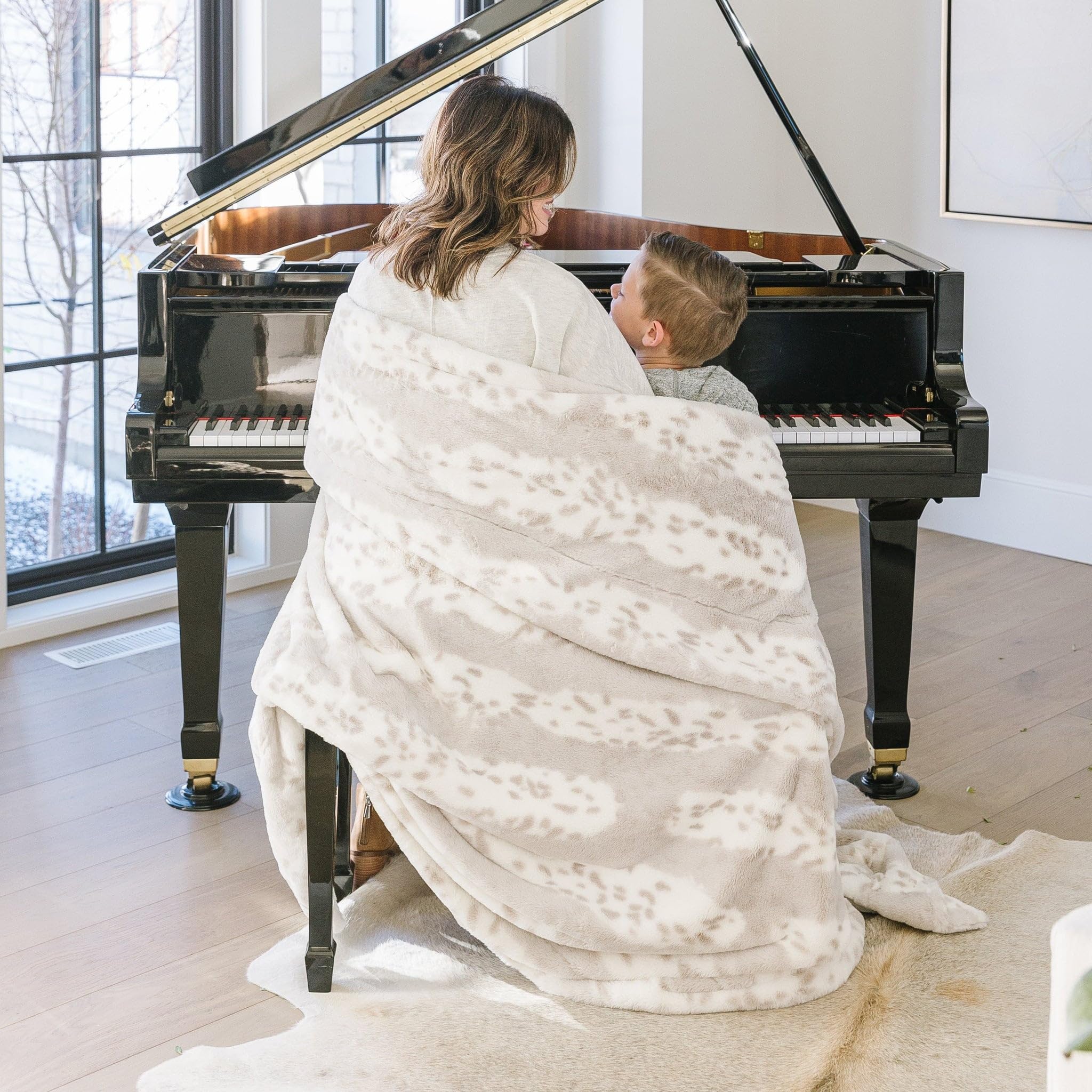 Ultra Soft Arctic Lynx Faux Fur Minky Blanket - Fluffy Luxury Throw for Couch, Bed & Home Decor - Posh Collection Medium Size - Perfect for Cozy Nights, Movie Time & Winter Warmth