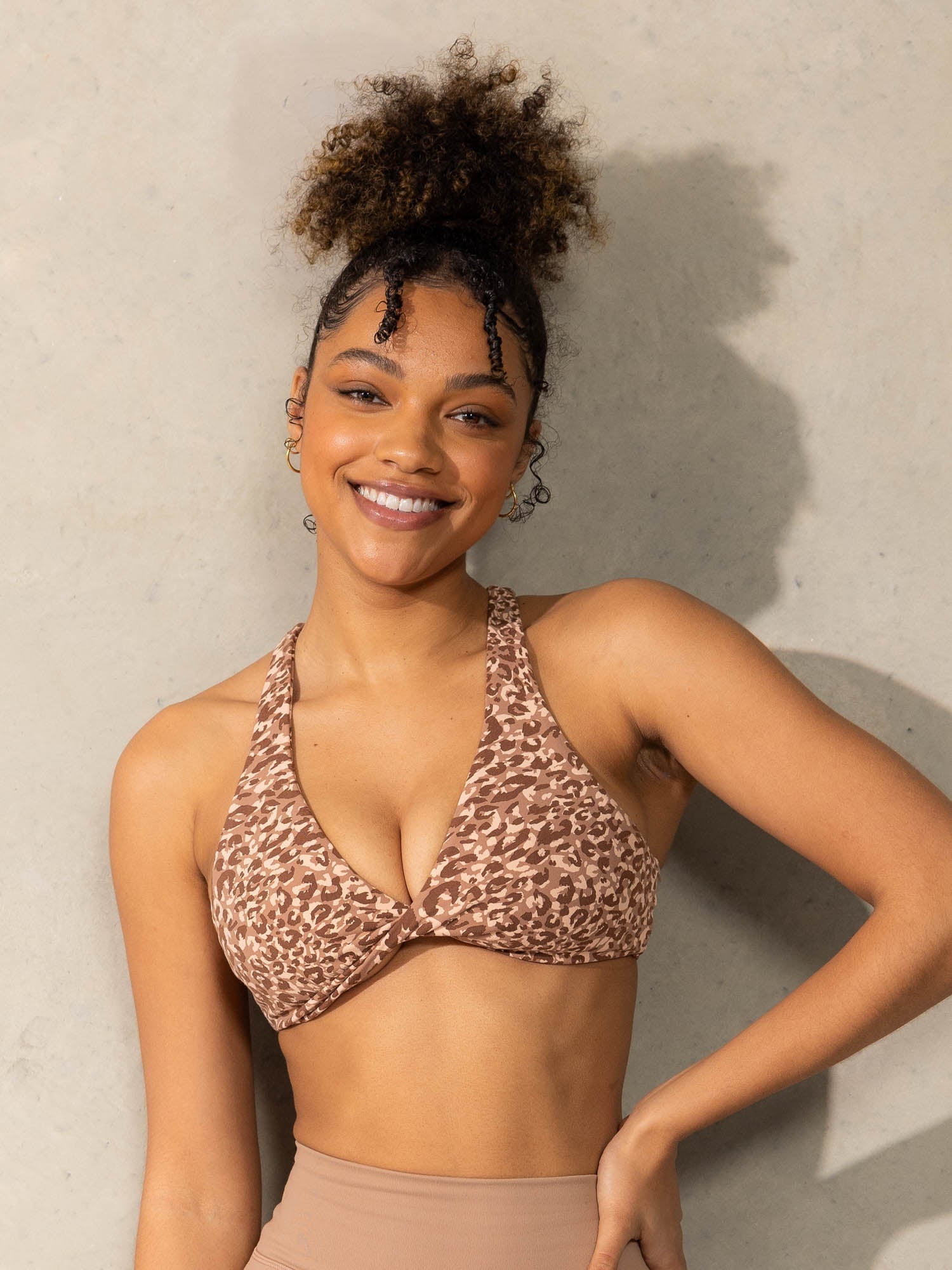 Momentum Twist Sports Bra - Mocha Leopard Print - High Support Workout Bra for Women - Perfect for Yoga, Running & Gym Fitness