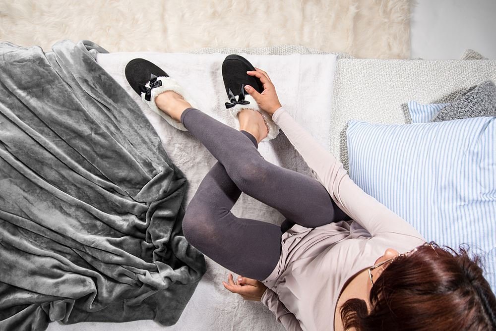 Cozy Housewarming Fleece Scuff Slippers - Non-Slip Indoor/Outdoor Home Shoes for Women & Men - Perfect for Winter, Lounge, Spa & Gift Giving (Black)