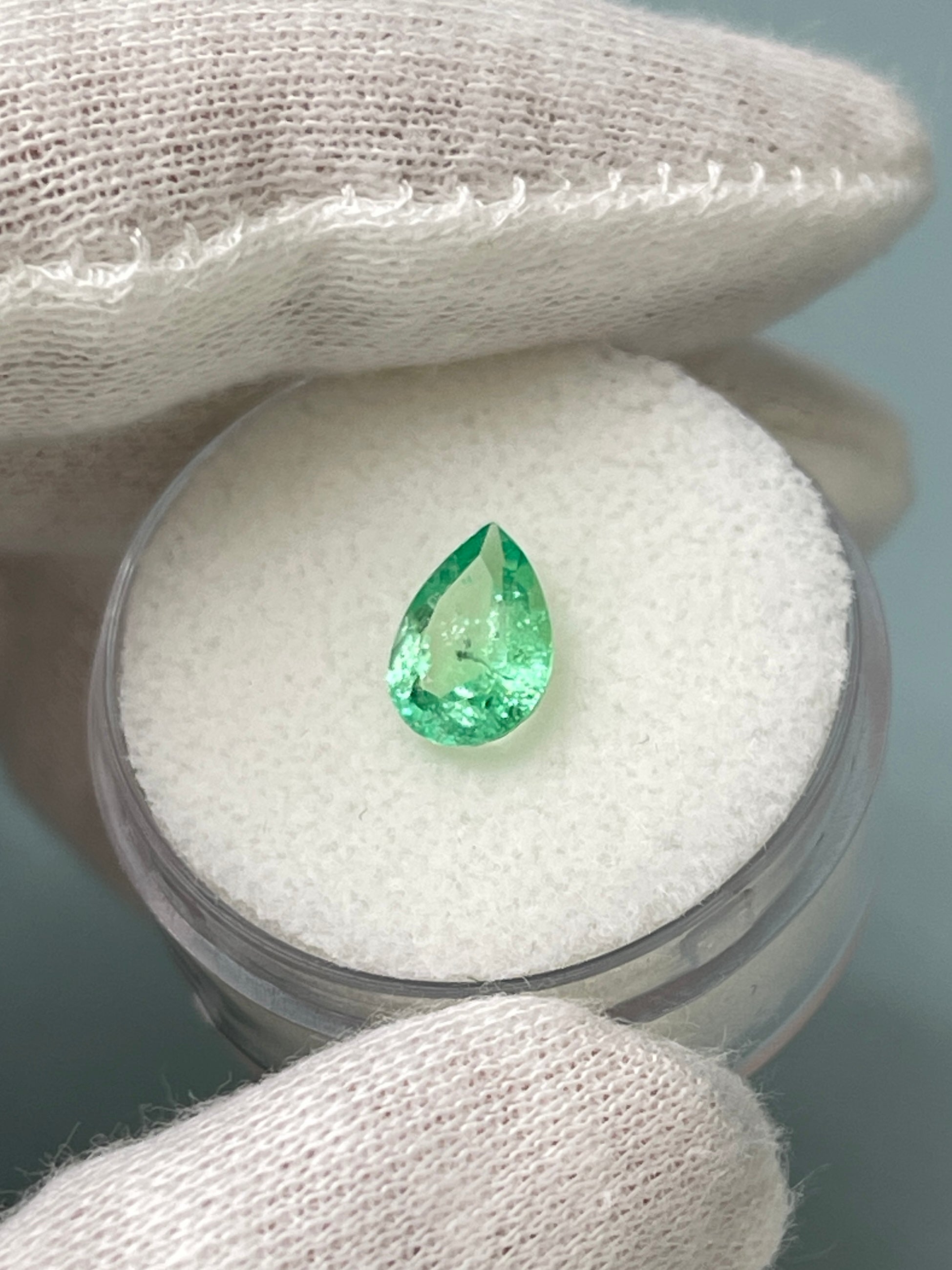 1.07 Carat 9x6mm Light Yellowish Green Natural Colombian Emerald Pear Cut Loose Gemstone for Pendant Jewelry - Perfect for Engagement Rings, Necklaces & Custom Designs