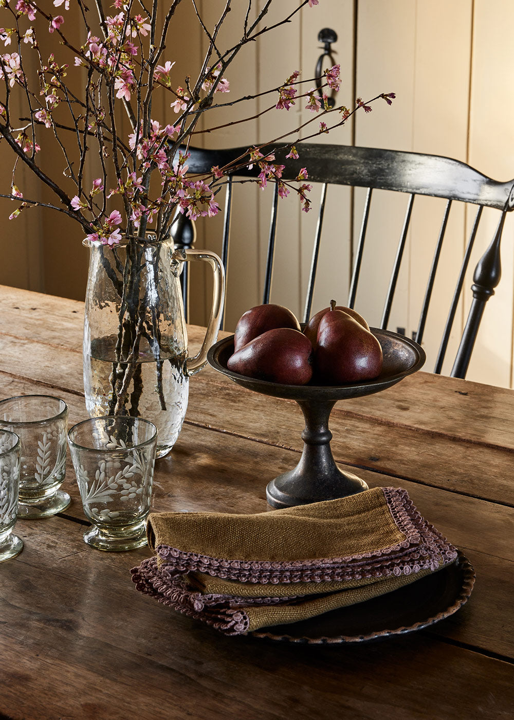 Elegant Dark Ceramic Scalloped Plate - Perfect for Dinner Parties, Wedding Receptions & Home Decor