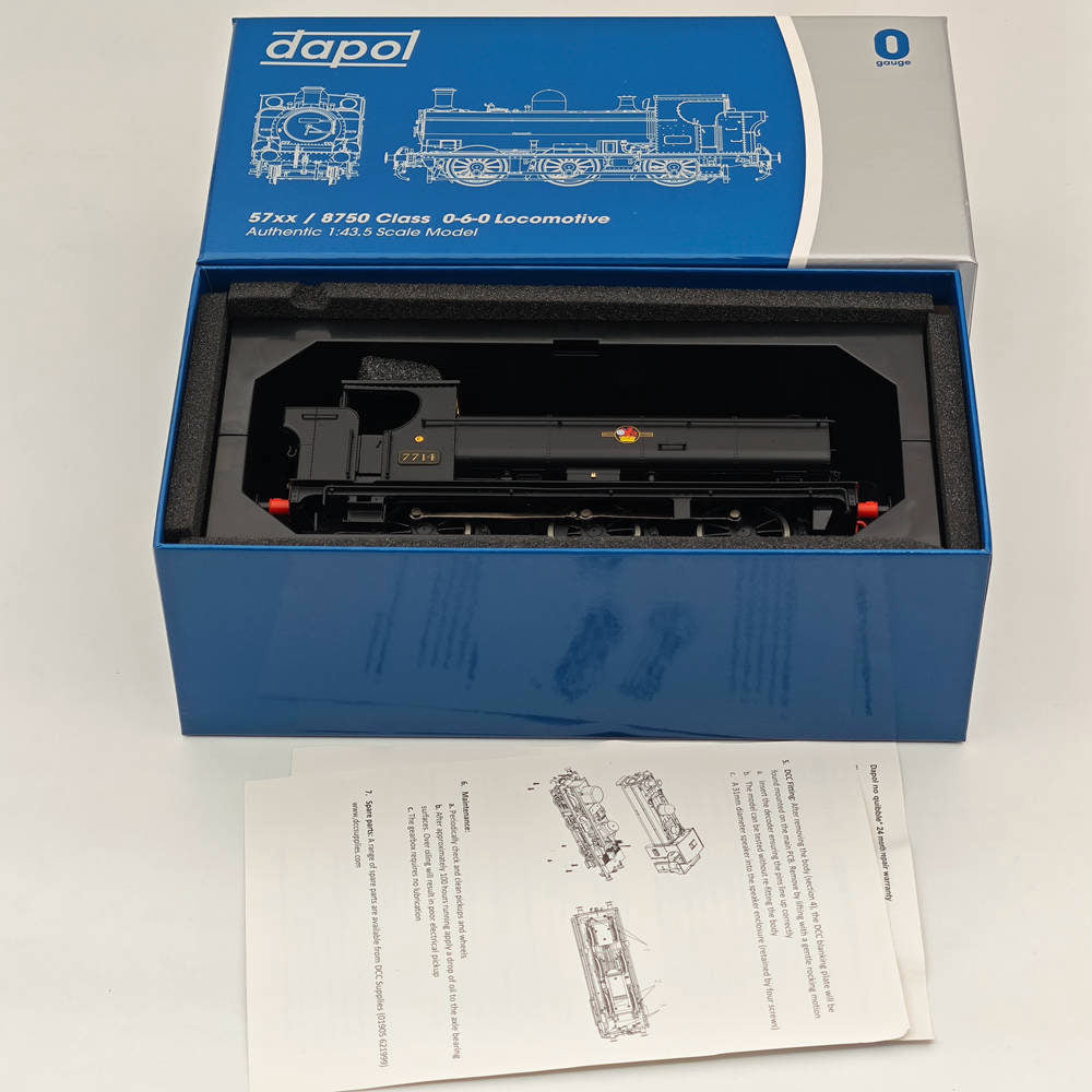 Dapol 7s 007 011 O Gauge 57xx Pannier 7714 BR Black Late Crest 21DCC Locomotive - Model Train for Collectors & Railway Enthusiasts - Perfect for Layouts, Displays & Historical Reenactments