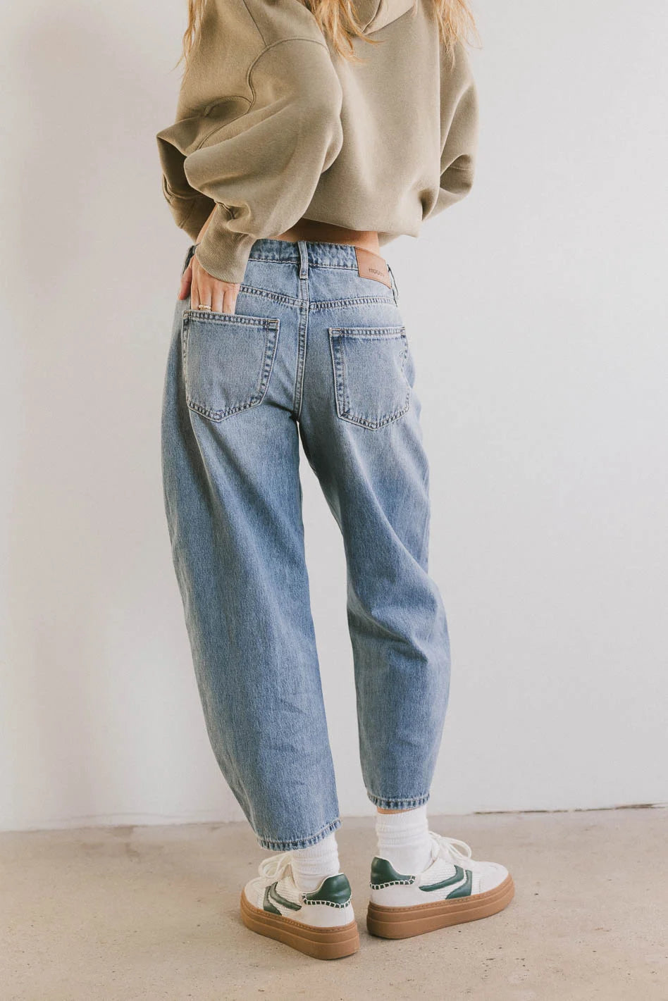 Bentlee Women's Cropped Barrel Jeans - Medium Wash Denim High Waist Straight Leg Pants for Casual Outfits & Streetwear Fashion