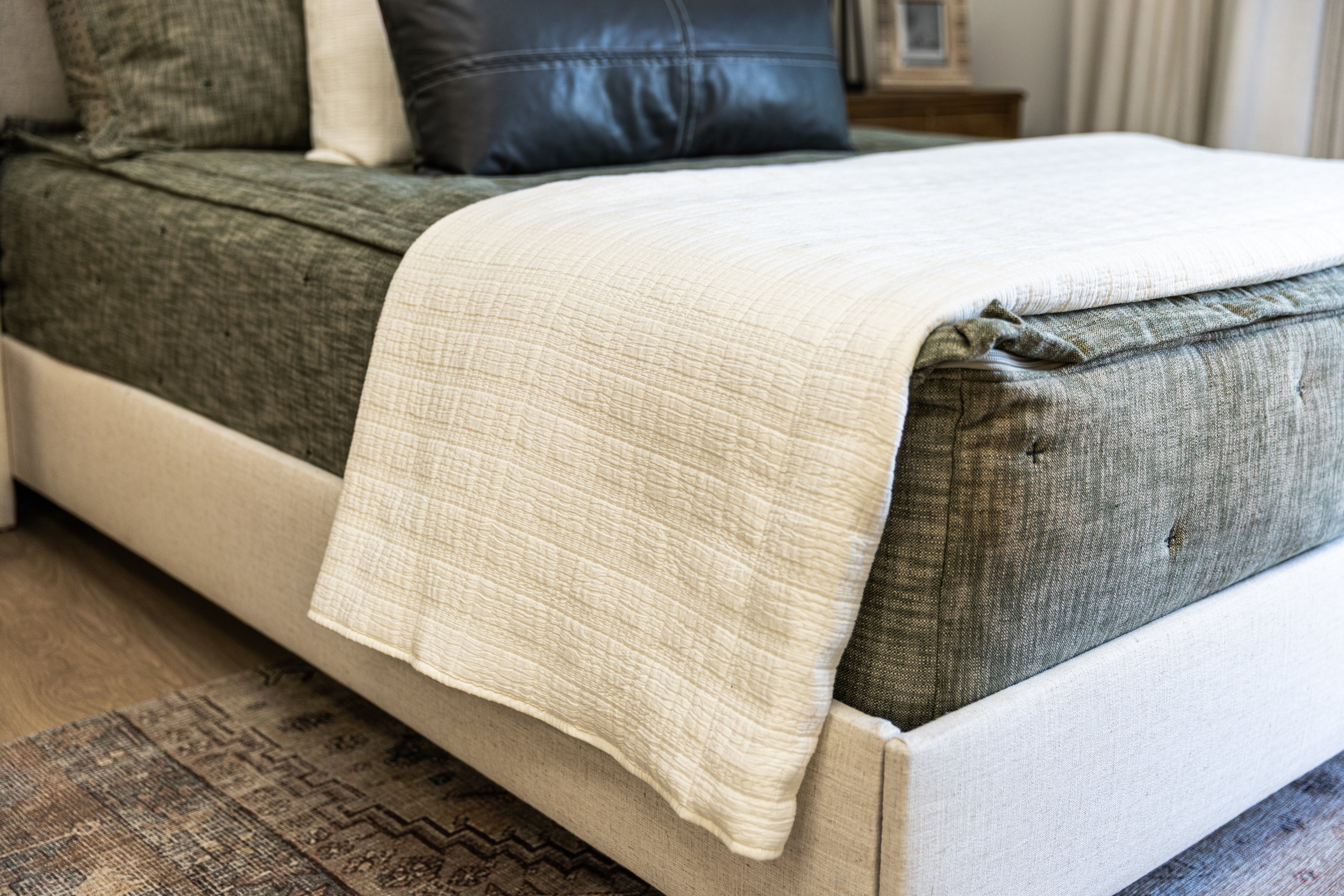 Anna Luxe Soft & Cozy Blanket - Ultra Plush Fleece Throw for Bed, Couch & Travel - Perfect for Winter, Gifts & Home Decor