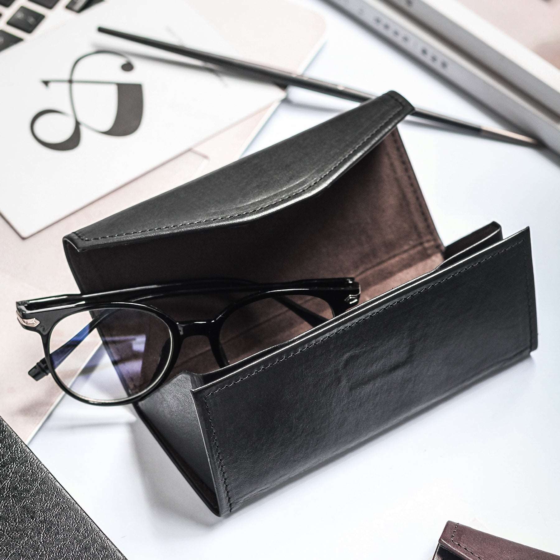 Premium Magnetic Eyewear Holder - Strong Grip for Glasses & Sunglasses - Space-Saving Eyewear Organizer for Home, Office & Car