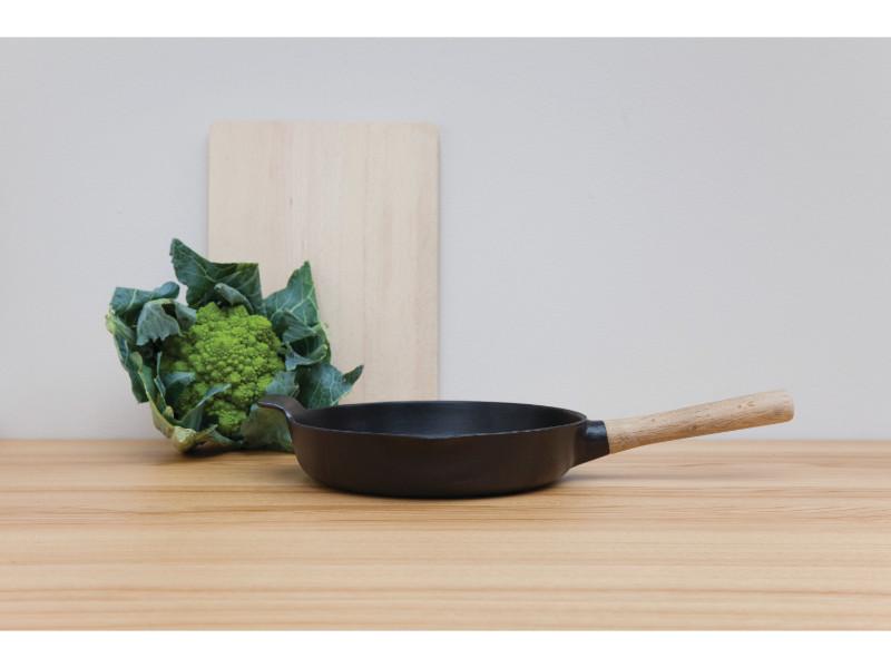 BergHOFF Ron 10.25-Inch Cast Iron Skillet, 2.6Qt Black - Pre-Seasoned Heavy Duty Frying Pan for Stovetop, Oven & Grill - Perfect for Searing Steaks, Frying Eggs & Baking Cornbread