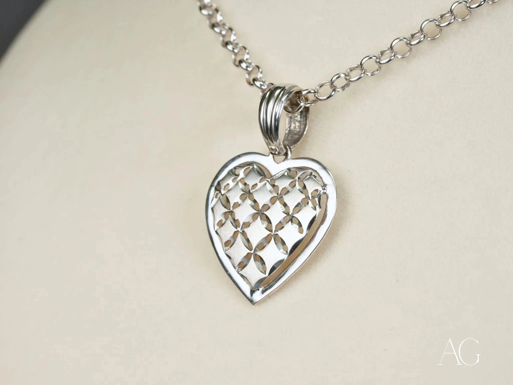 Luminous Heart White Gold Pendant Necklace - Elegant Jewelry Gift for Women, Perfect for Valentine's Day, Anniversary & Romantic Occasions