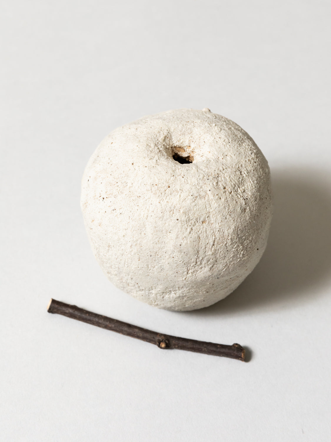 Premium Ceramic Apple Decorative Object - Elegant Home & Office Decor for Desks, Shelves, and Gift Giving