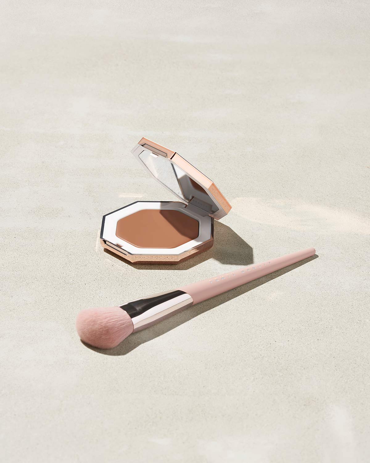 Professional Face Shaping Brush 125 - Contouring & Highlighting Makeup Tool for Cheeks, Nose & Jawline - Perfect for Daily Makeup & Special Occasions