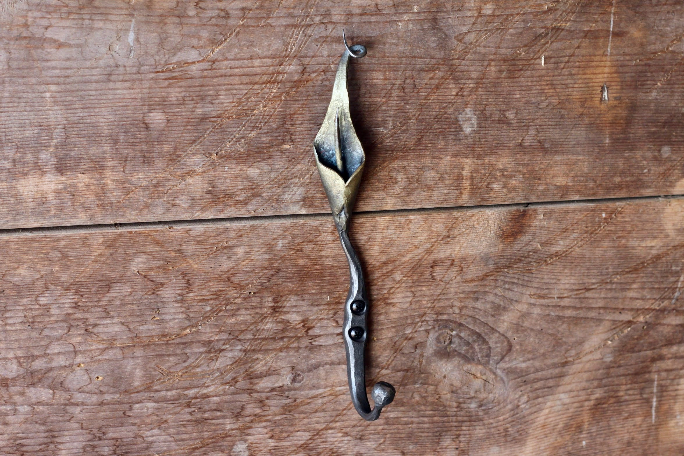 Elegant Calla Lily Wall Hooks - Decorative Floral Hooks for Home Decor, Perfect for Hanging Coats, Hats, and Keys in Entryway, Bedroom, or Bathroom