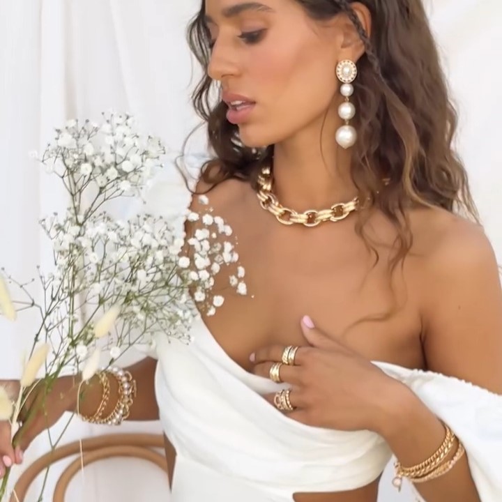 Ettika Chunky Gold Necklace for Women - 18k Gold Plated Bold Statement Chain Jewelry - Perfect for Parties, Date Nights & Special Occasions