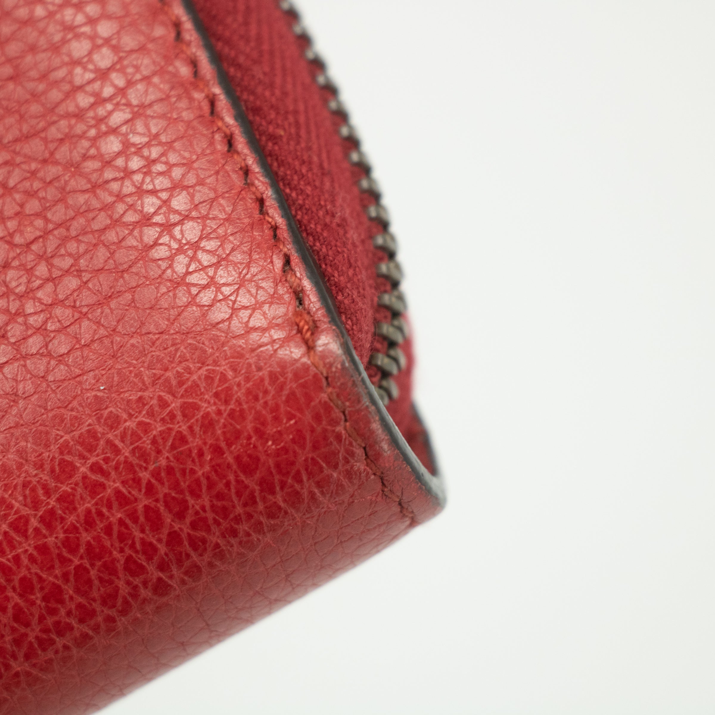 Gucci Red Logo Print Zip Wallet #1392 - Stylish & Secure for Everyday Use | Perfect for Travel, Shopping & Gifts