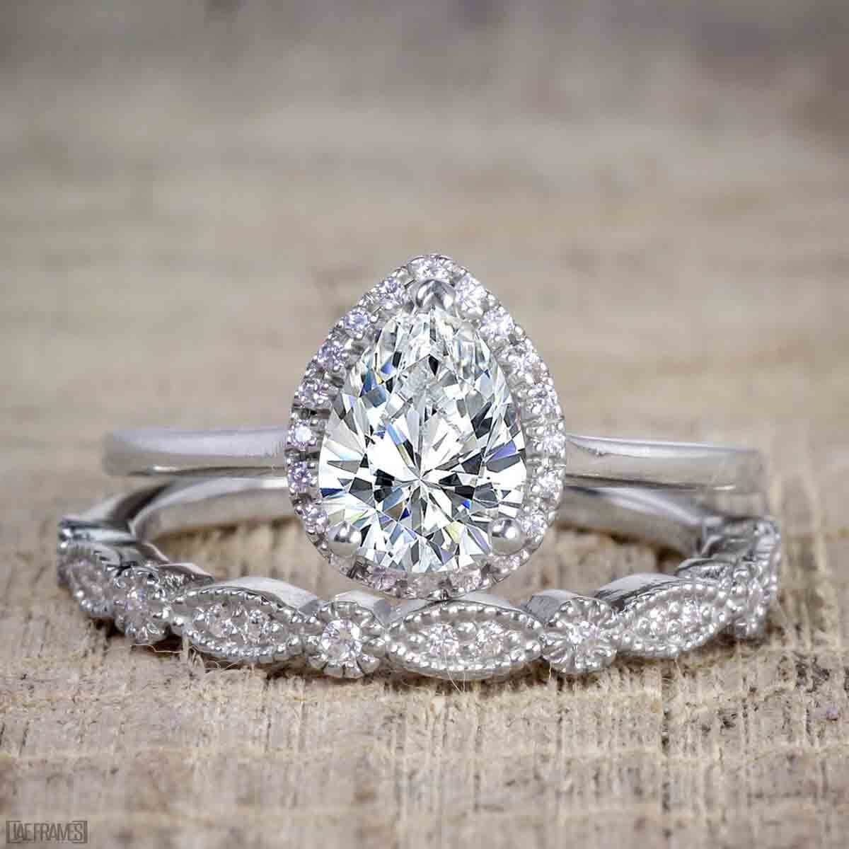 2 Carat Pear Cut Moissanite Diamond Halo Wedding Ring Set in 18k Gold Plating - Elegant Engagement & Bridal Jewelry for Women, Perfect for Proposals, Anniversaries and Special Occasions