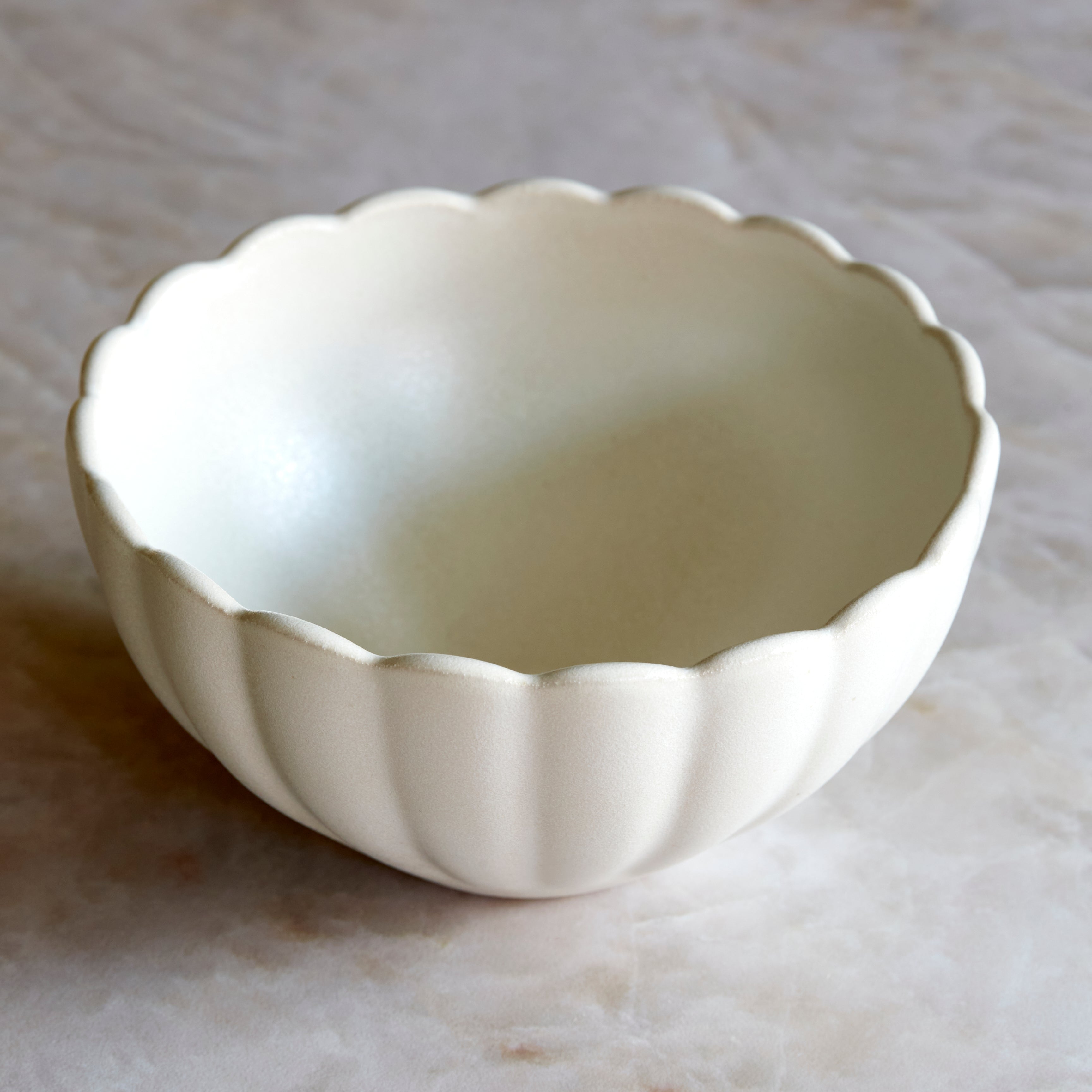 Dhalia Stoneware Bowl - White Ceramic Serving Bowl for Soup, Salad, Pasta - Perfect for Dining, Entertaining & Home Decor