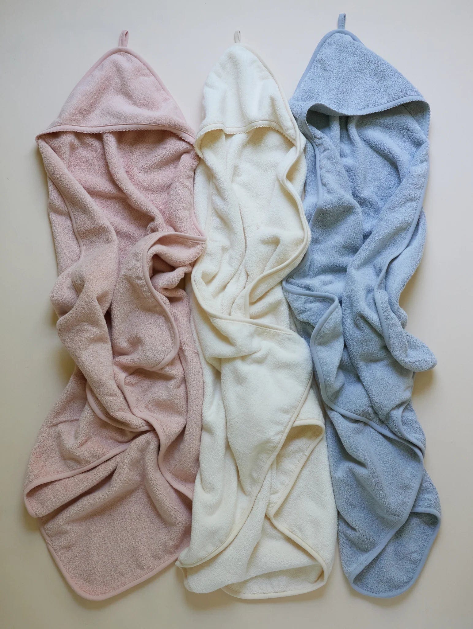 Elys & Co Scalloped Hooded Baby Towel with Pocket Washcloth - Soft Absorbent Bath Towel for Newborns, Infants & Toddlers - Perfect for Bath Time, Swimming & Beach Outings