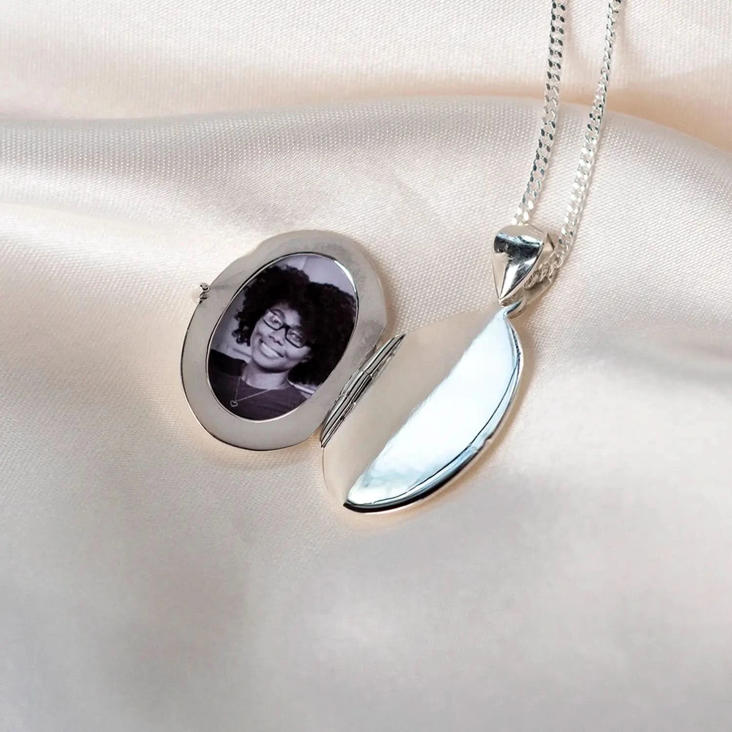 Memorial Photo Locket for Ashes - Silver Oval Keepsake Urn Jewelry for Loved Ones | Perfect for Remembrance, Funeral, or Anniversary Gifts