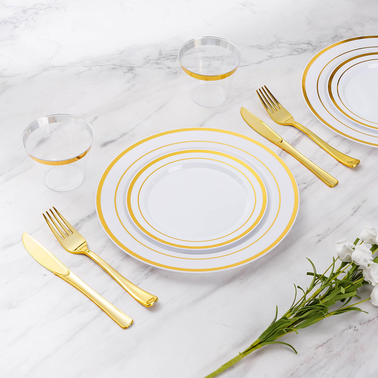 600-Piece Gold Disposable Plastic Party Dinnerware Set - Includes 100 Dinner Plates, 100 Salad Plates, 100 Spoons, 100 Forks, 100 Knives & 100 Cups - Elegant Tableware for Weddings, Banquets, Catering & Large Gatherings