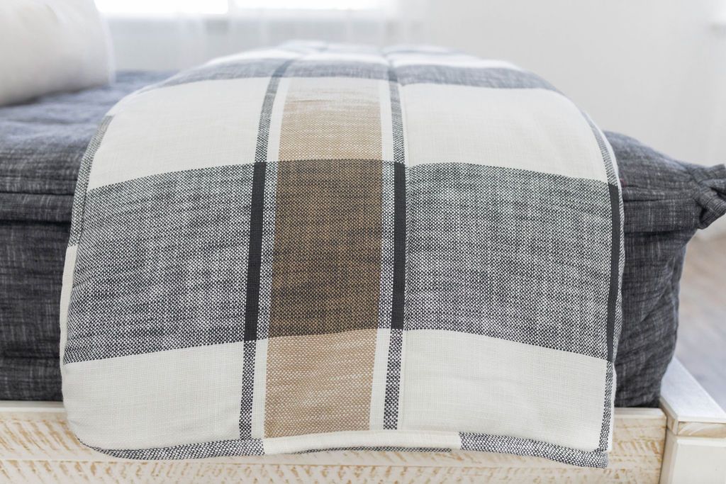 Luxury Soft Fleece Blanket - Cozy & Warm Throw for Bed, Couch, and Travel - Premium Quality Erin Luxe Blanket for Home Decor, Gifts, and Relaxation