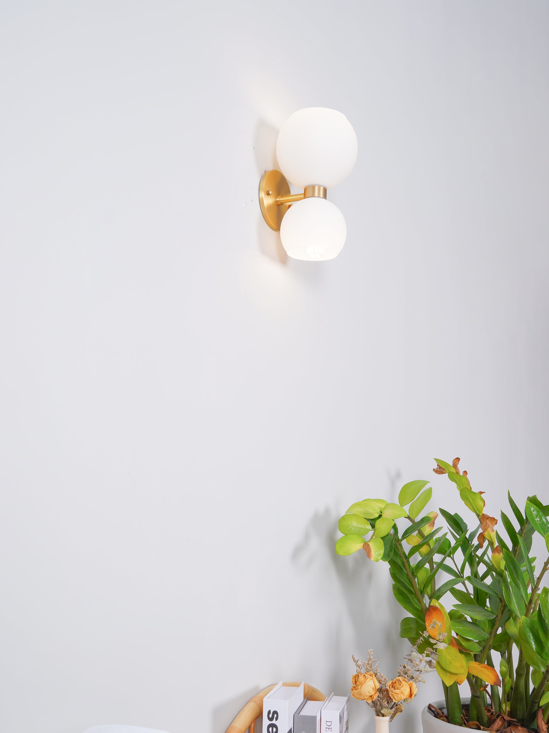 Stylish Betty's Wall Lamp - Modern LED Sconce Light for Bedroom, Living Room & Hallway - Energy Efficient Home Decor Lighting
