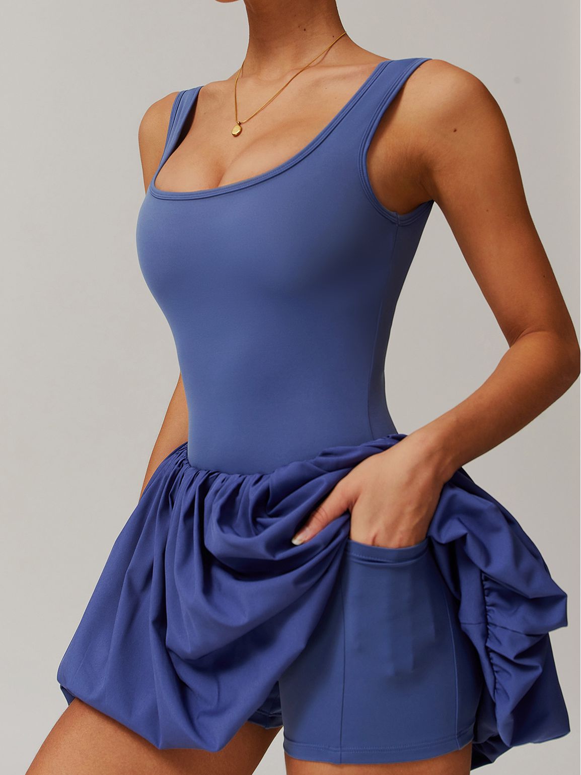 ZASUWA Women's Solid Color U-Neck Backless 2-in-1 Pleated Tennis Dress - Perfect for Tennis, Workouts & Summer Fashion
