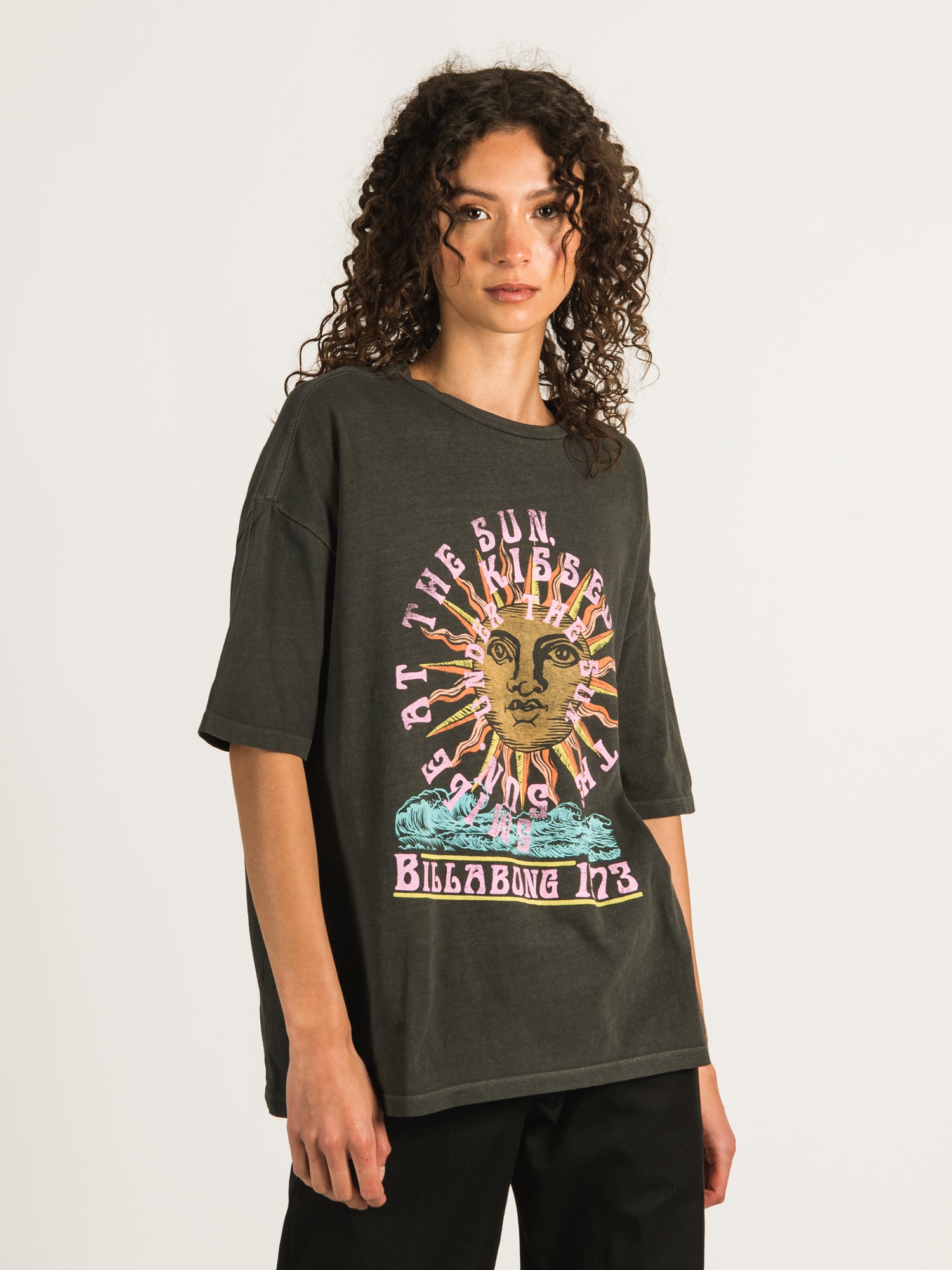 BILLABONG Kiss Me Graphic T-Shirt for Men & Women - Soft Cotton Casual Tee - Perfect for Beach, Surfing & Summer Outfits
