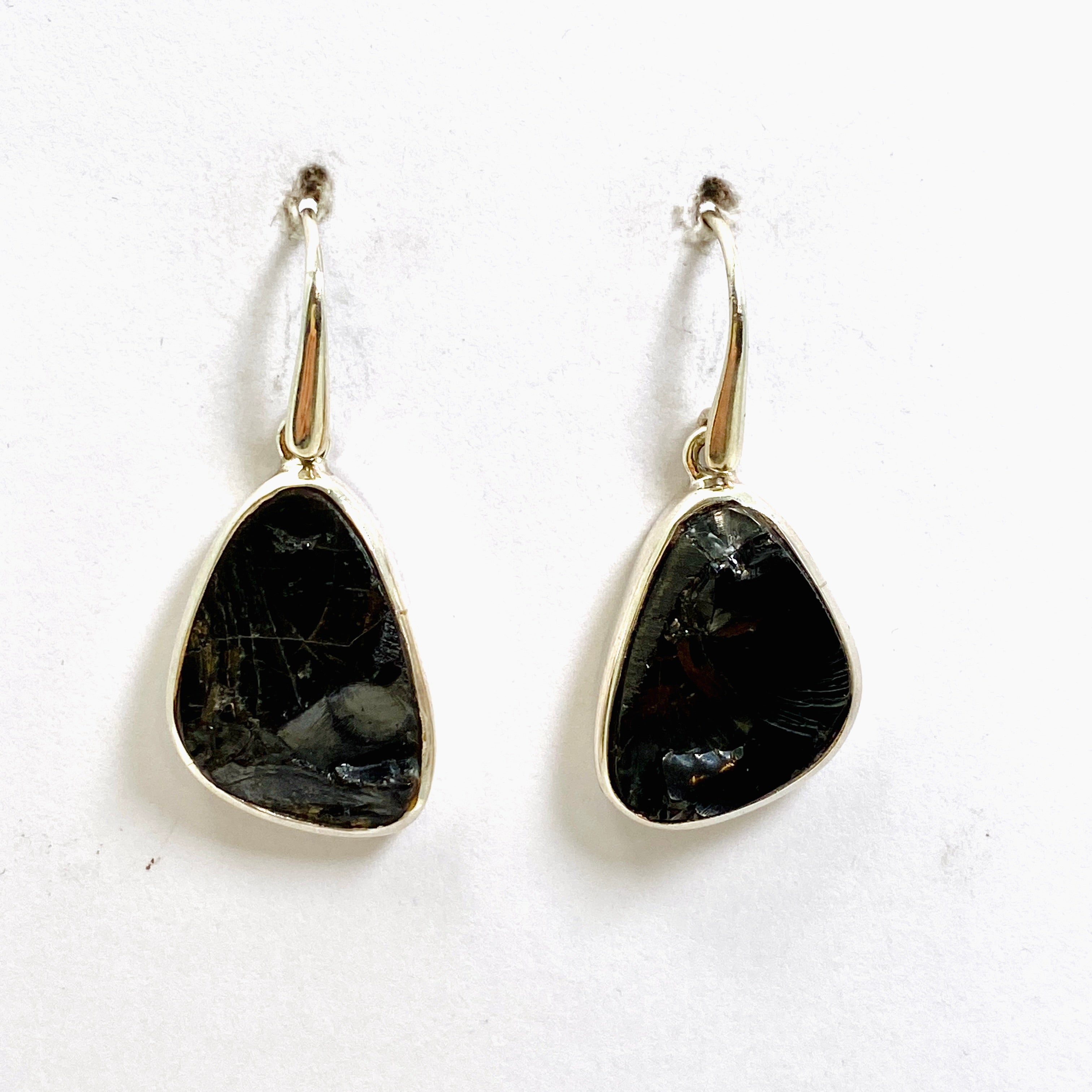 Natural Shungite Freeform Raw Stone Earrings for Women – Handmade Healing Crystal Jewelry for EMF Protection & Stress Relief – Perfect for Meditation, Yoga & Spiritual Healing