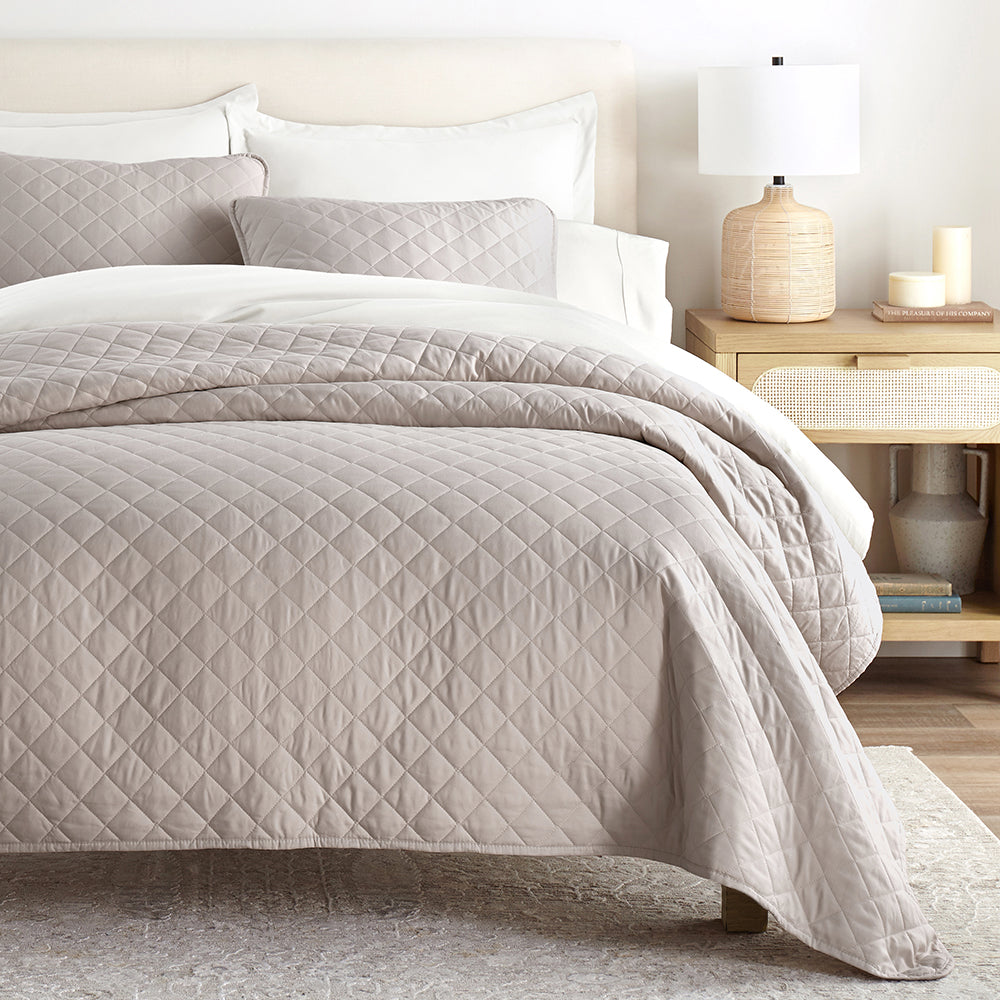 3 Piece Diamond Stitch Quilted Coverlet Set - Queen Size Bedding with Matching Pillow Shams - Luxury Soft Microfiber Comforter for Cozy Bedroom Decor & Guest Room Essentials