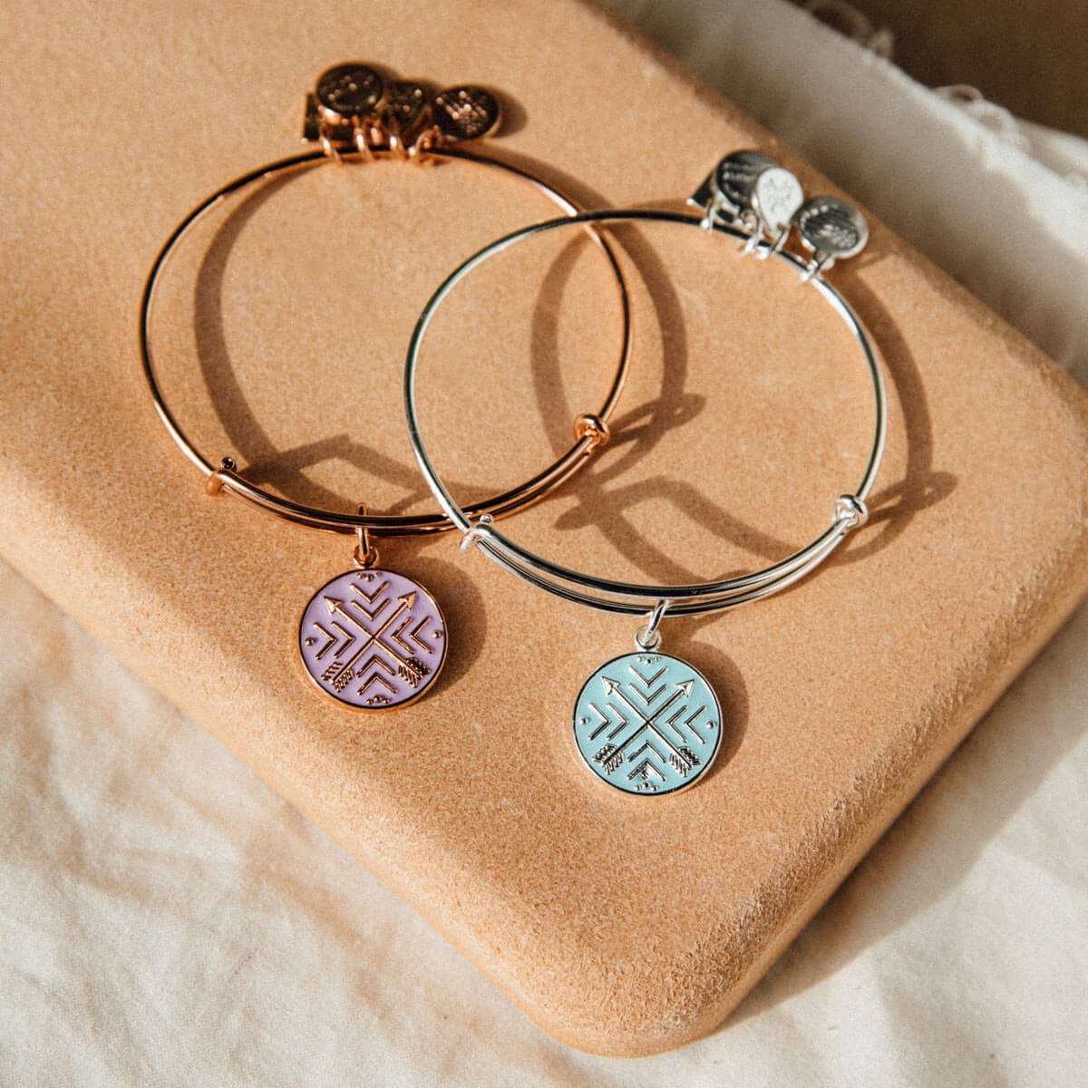 Friendship Arrow Charm Bracelet - Elegant Adjustable Bangle for Women - Perfect Gift for Best Friends, Birthday & Anniversary - Ideal for Everyday Wear & Special Occasions