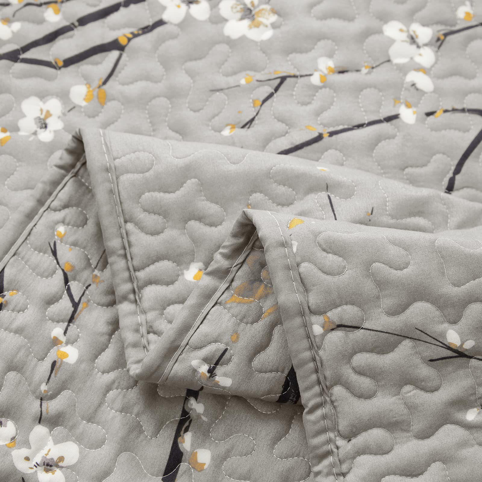 UOZZI 2-Piece Reversible Quilt Set - Gray Branch with White Orange Floral Pattern - Twin Size 68x86 Inches - Soft Microfiber Lightweight Bedspread - All Season Coverlet for Bedroom, Guest Room & Dorm - Includes 1 Quilt + 1 Shams