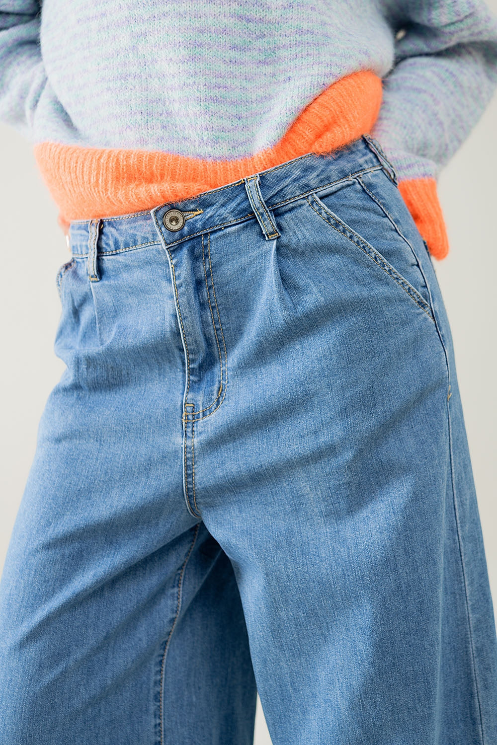 Extra Wide Pleated Jeans in Light Wash - Perfect for Casual Outfits and Everyday Wear