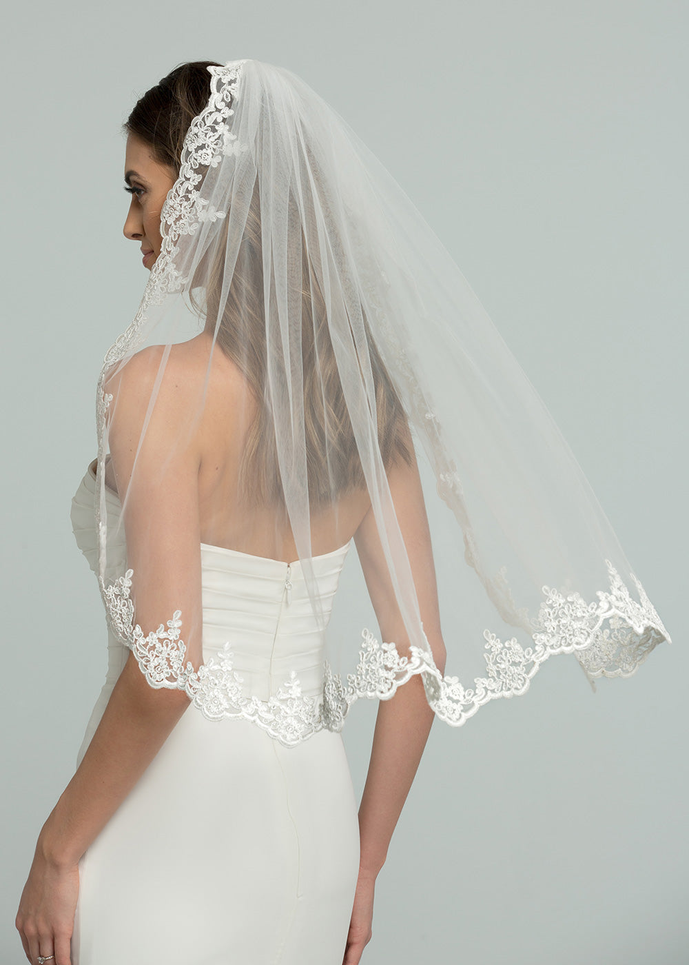 Elegant V1034 Elbow Length Wedding Veil with Scallop Lace Edge - Perfect for Bridal Ceremonies & Romantic Photos