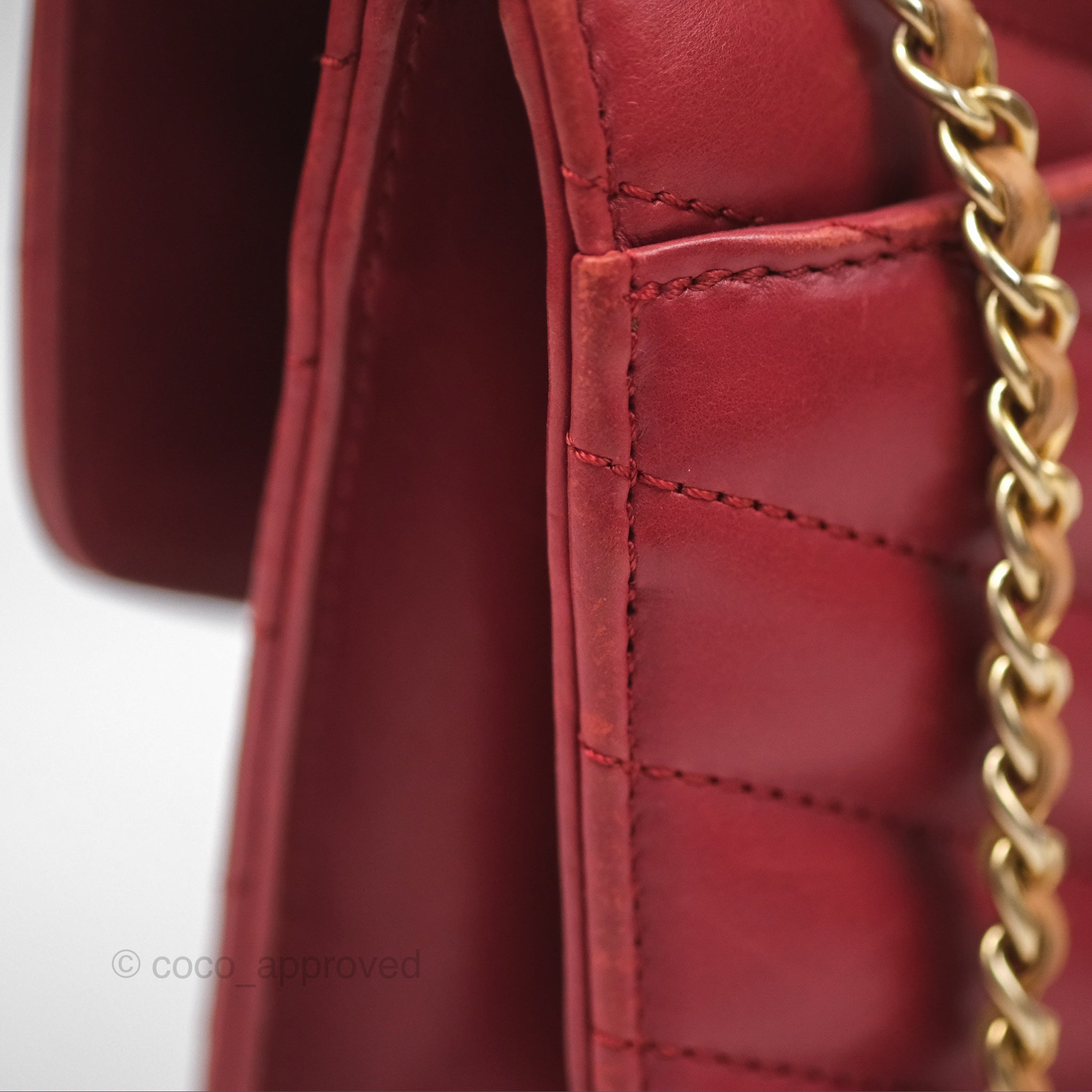 Chanel Chevron Shoulder Bag in Red Calfskin Leather with Aged Gold Hardware - Luxury Crossbody Purse for Women, Perfect for Parties, Date Nights & Special Occasions