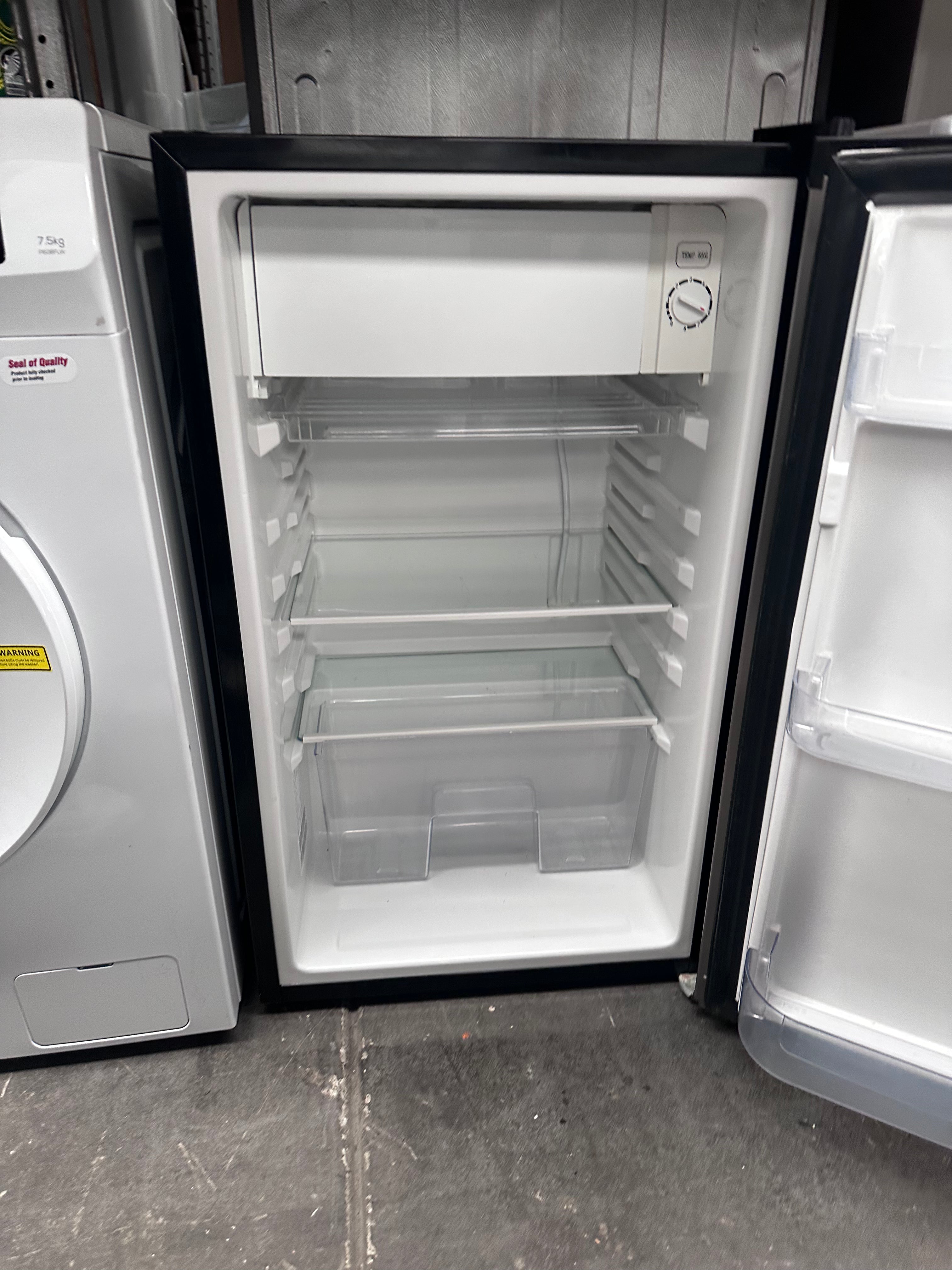 Hisense 120L Mini Refrigerator - Energy Efficient Compact Bar Fridge with Freezer, Refurbished - Perfect for Dorm Rooms, Home Bars, Offices & Small Spaces