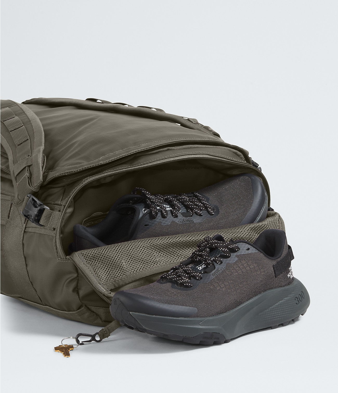 The North Face Base Camp Voyager Duffel 32L - Durable Travel Duffel Bag for Hiking, Camping & Gym - Water-Resistant & Lightweight Carry-On Luggage