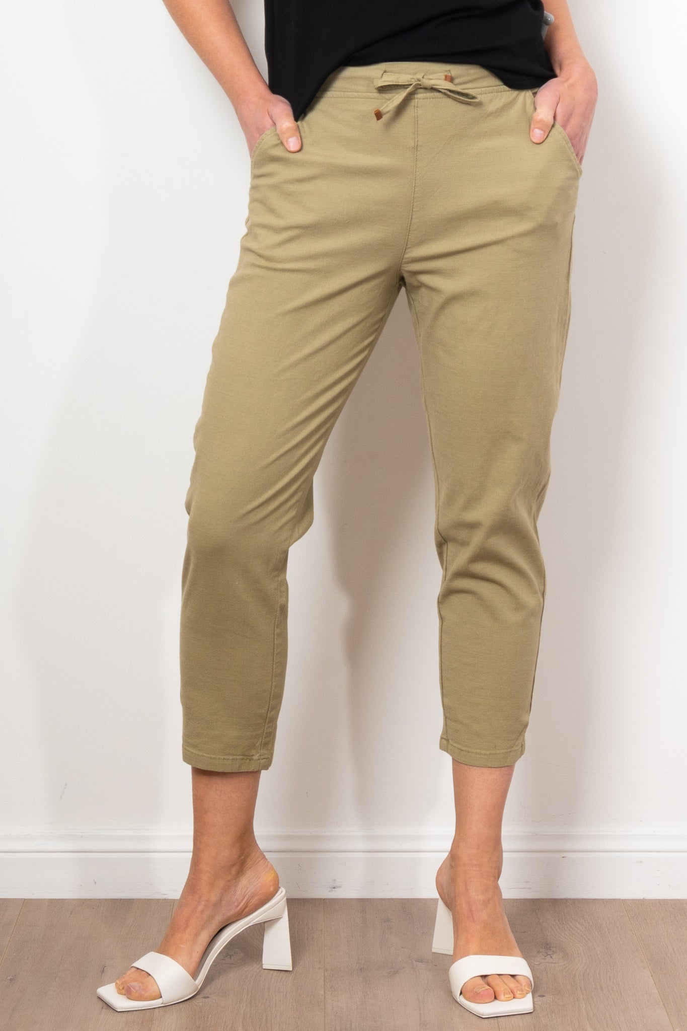 Vassalli Women's 7/8 Length Skinny Stretch Lightweight Pants for Work, Travel & Everyday Comfort