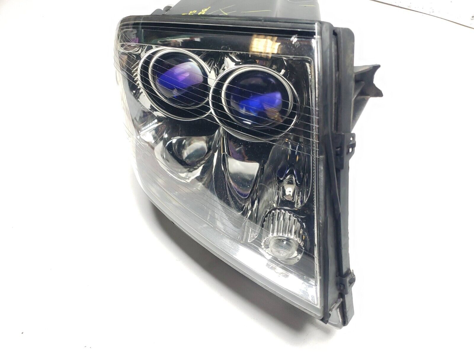 2005-2011 Cadillac STS Left Driver Side Headlight Assembly with Broken Tabs - OEM Replacement Part for Improved Night Driving Visibility