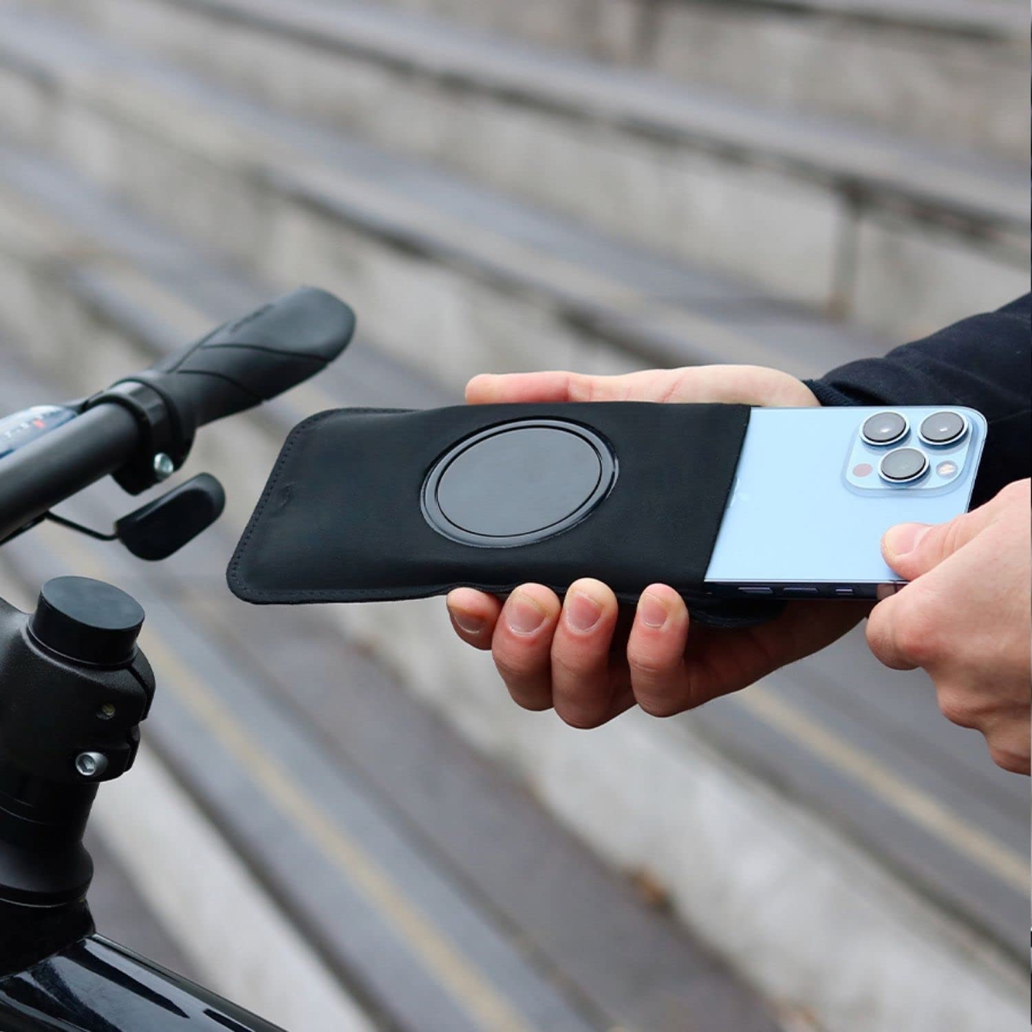 **Magnetic Bike Phone Holder - Anti-Vibration, Waterproof, 360° Adjustable for iPhone & Android - Perfect for Cycling, Commuting & Outdoor Adventures**