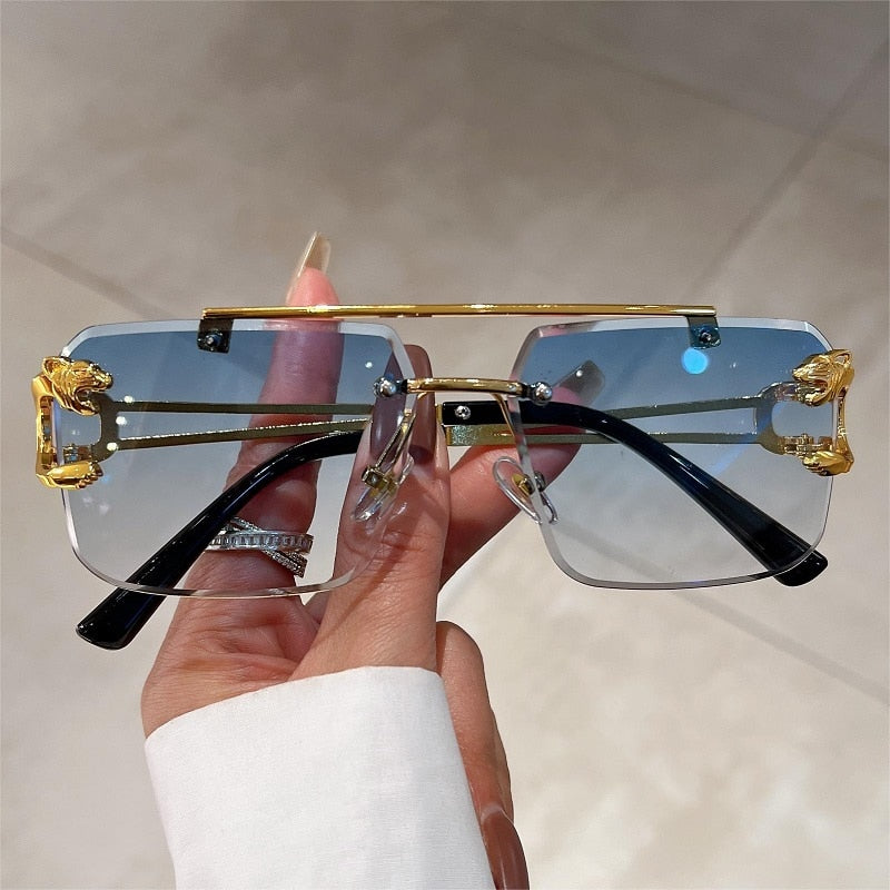 Stylish Women's Oversized Square Sunglasses - UV Protection, Trendy Fashion Accessory for Outdoor, Beach & Driving