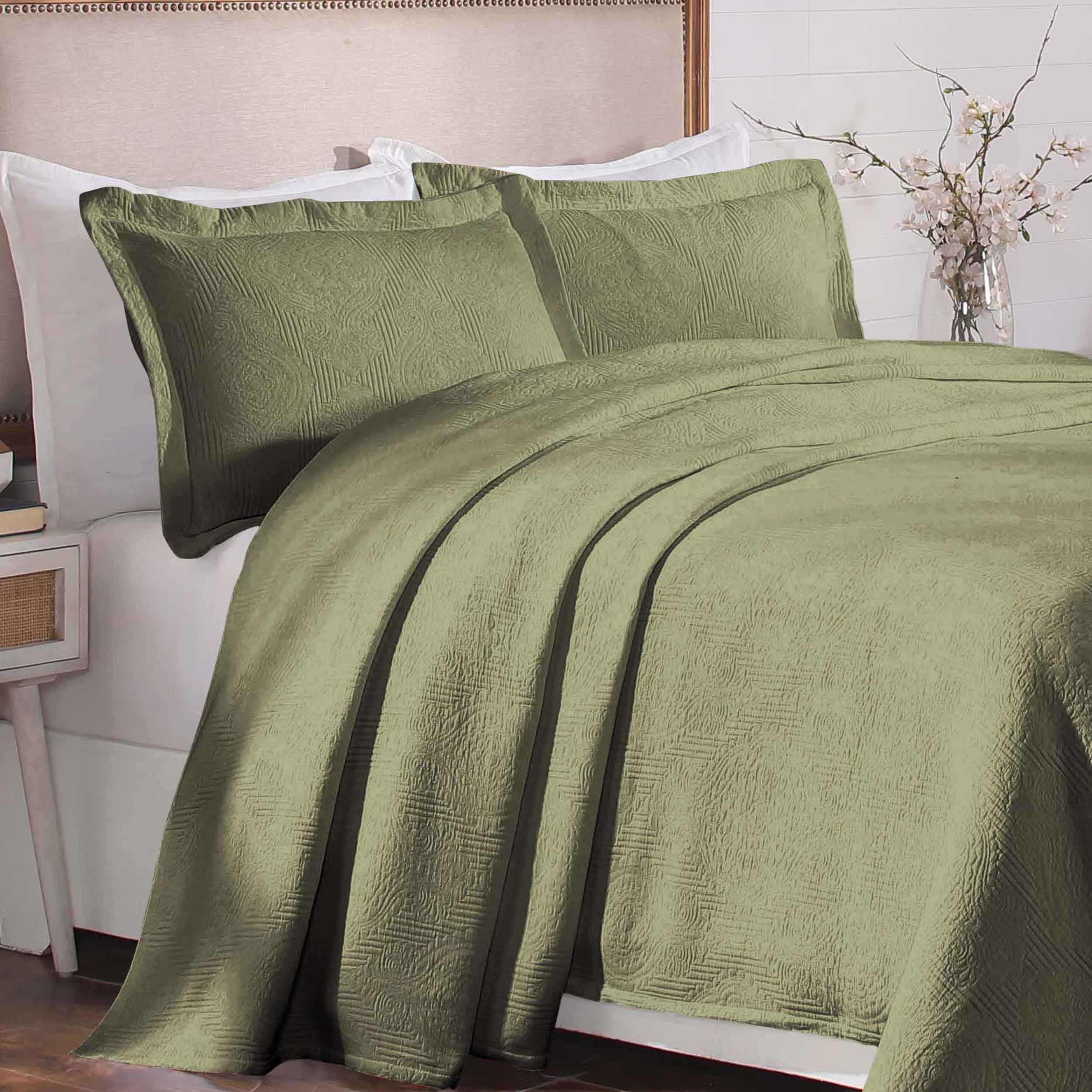 Victory Cotton Matelasse Bedspread Set with Scrolling Medallion Design - Lightweight & Breathable Queen Size Bed Cover - Perfect for Master Bedroom, Guest Room & Luxury Hotel Decor