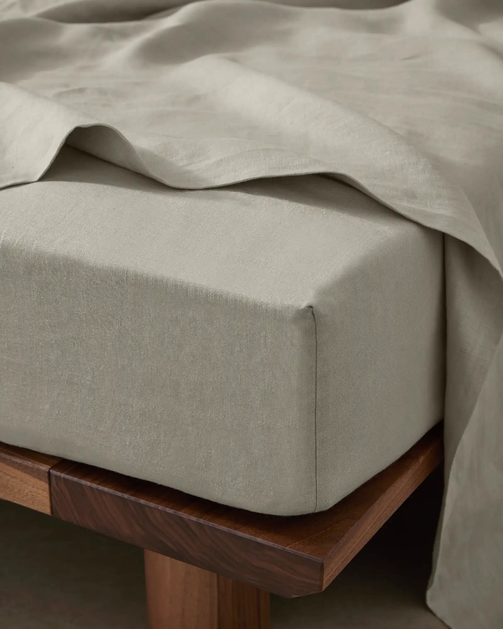 Premium Ravello Fitted Sheet in Bone Color - Soft & Breathable Deep Pocket Bed Sheet for Queen Size Mattress - Perfect for Bedroom, Guest Room & Vacation Homes