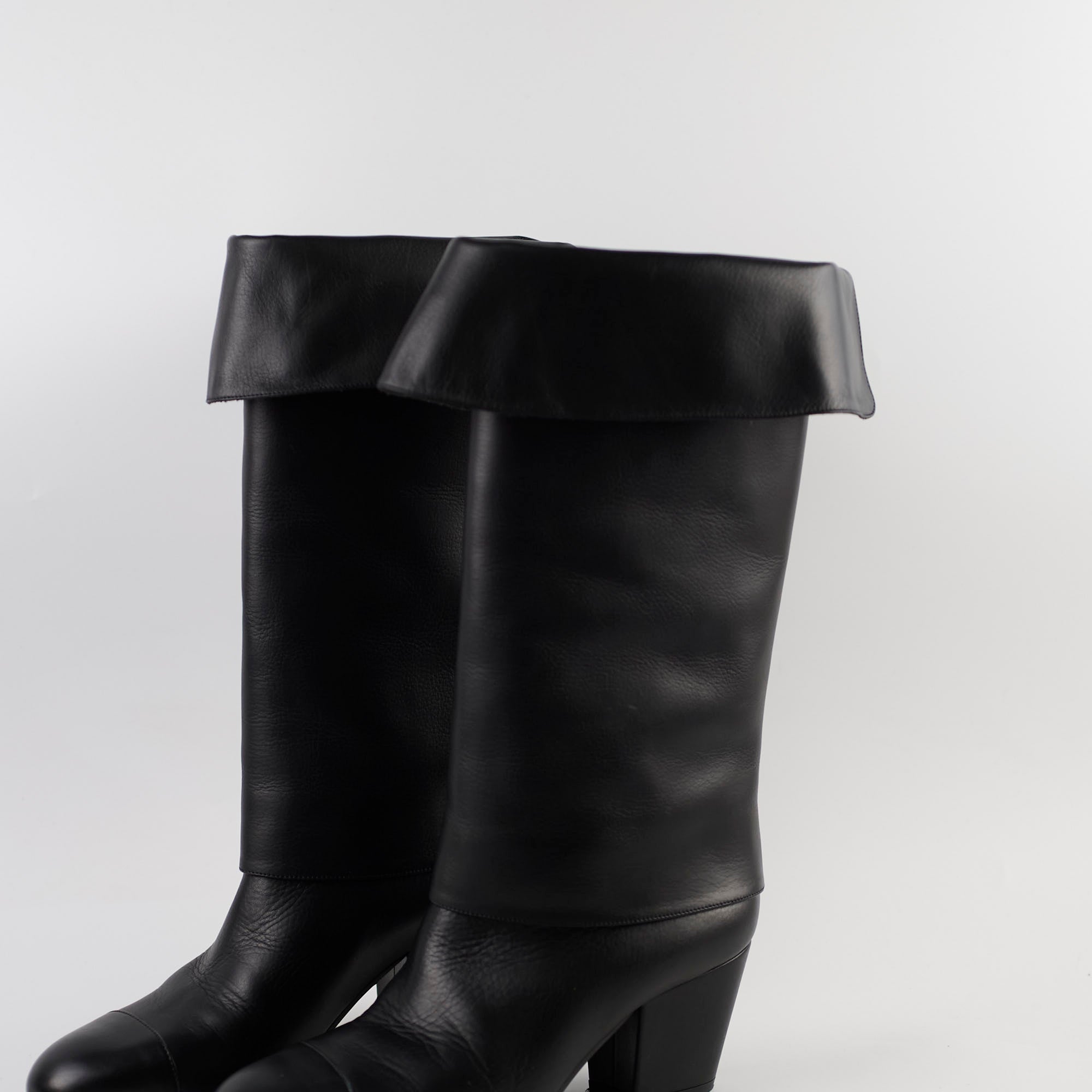 Chanel Black Leather Riding Boots Women's Size 39 - Elegant Equestrian & Winter Fashion Footwear for Riding, Casual Wear & Special Occasions