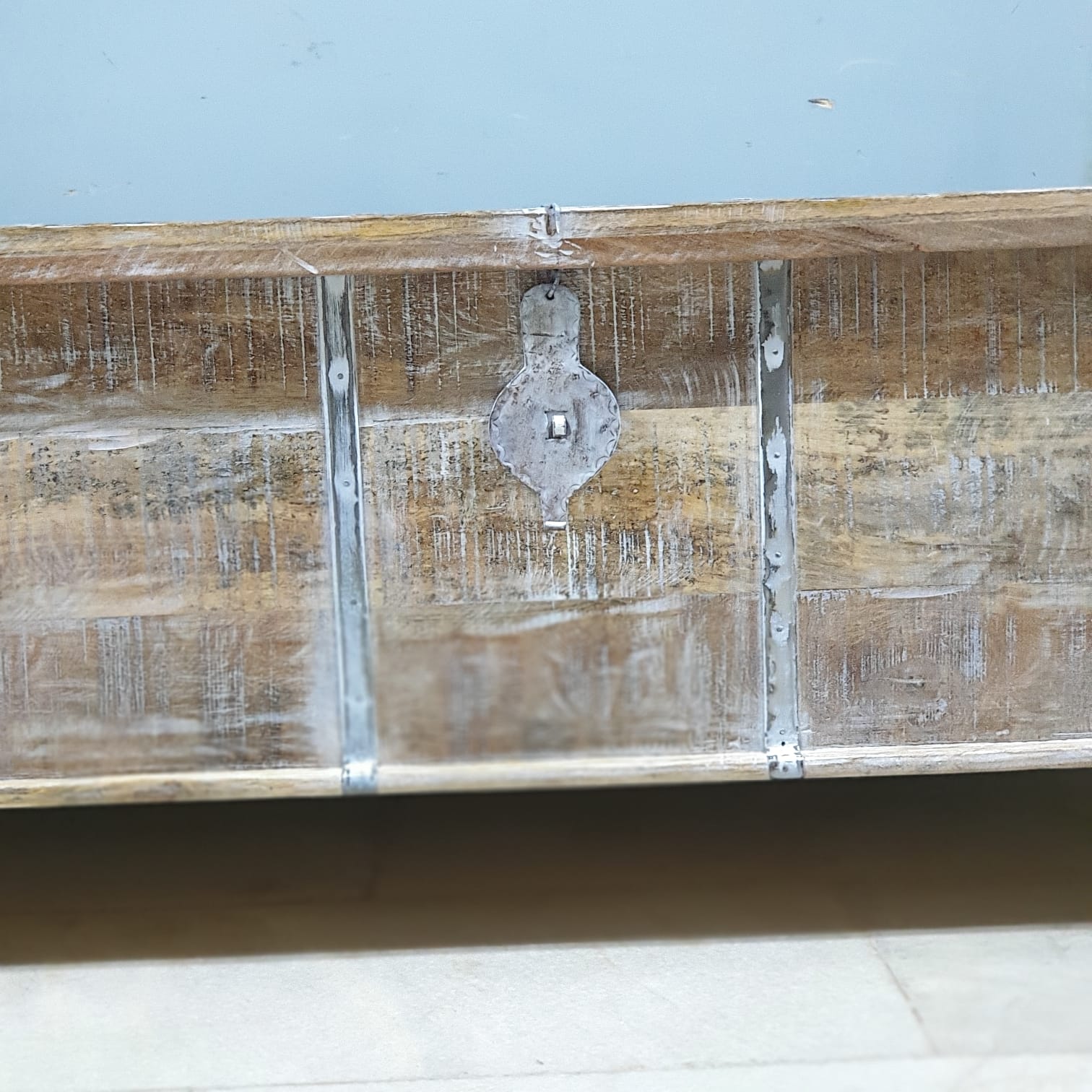 Hand Carved Solid Wood Coffee Table with Wheels - Whitewashed Chest Design 150x80x55cm - Modern Farmhouse Living Room Furniture for Small Spaces & Home Decor