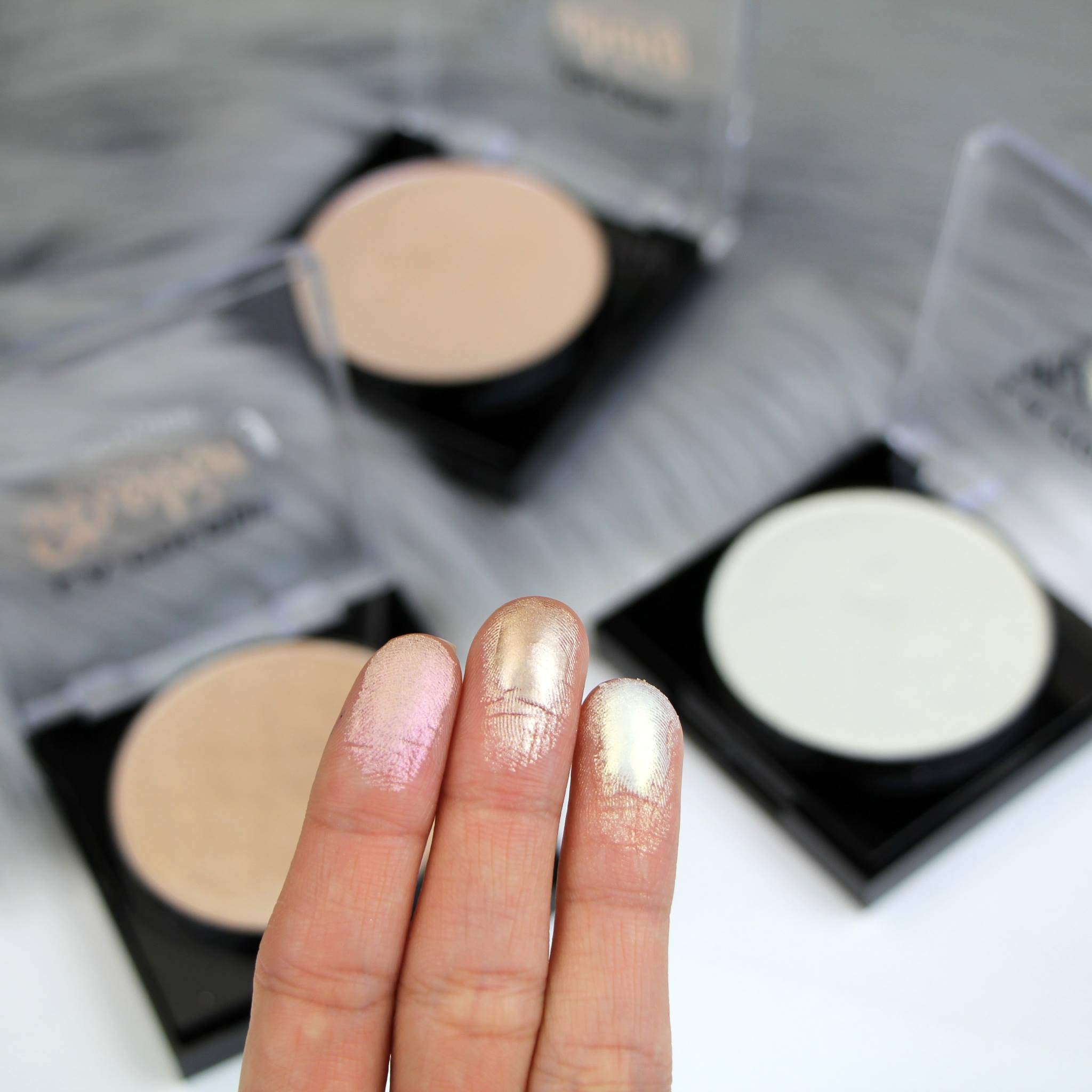 L.A. COLORS Strobing Highlighter Powder - Champagne CSP256 - Illuminating Face Makeup for Glowing Skin | Perfect for Contouring, Highlighting & Evening Makeup Looks