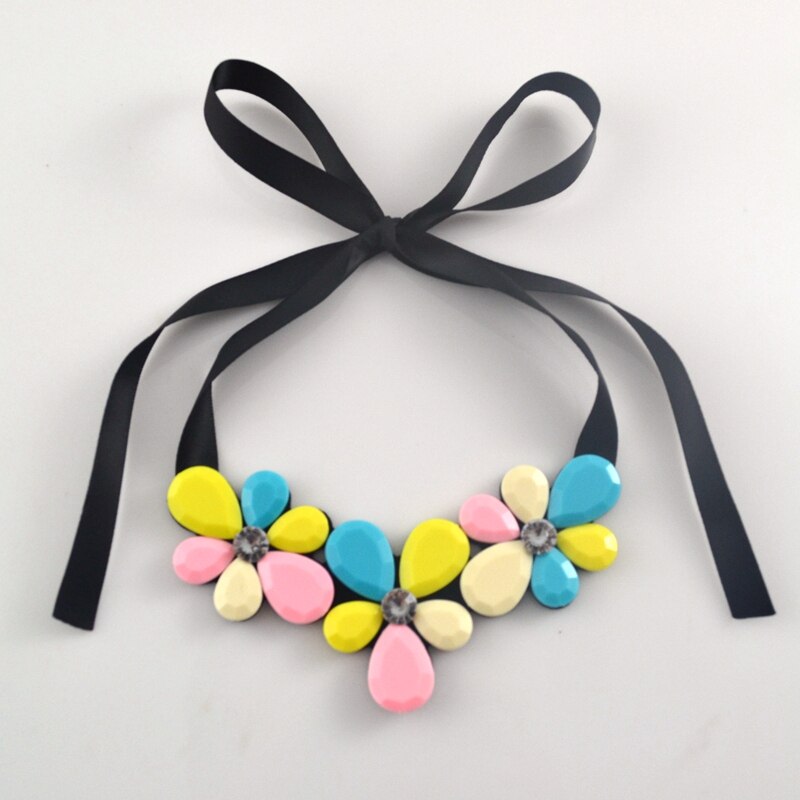 Stylish Women's Acrylic Flower Necklace - Elegant Floral Pendant for Casual & Party Wear - Perfect Gift for Her
