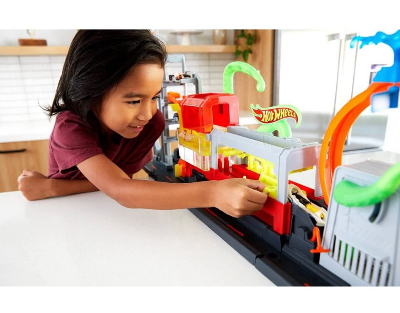 Hot Wheels Ultimate Octo Car Wash Playset with No-Spill Water Tanks & 1 Color Reveal Car That Changes in Water - 4+ Foot Long Toy for Kids Ages 4+ | Fun Car Wash Pretend Play for Boys & Girls | Great Gift for Birthday & Christmas