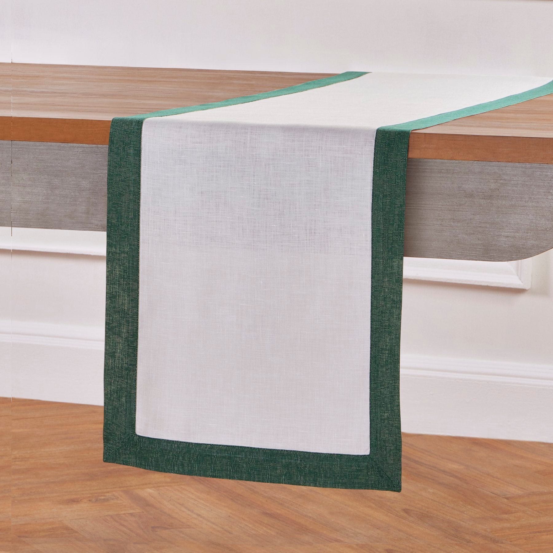 Elegant Festive Edge Table Runner for Holiday Dining - Perfect for Christmas, Thanksgiving, and Special Occasions