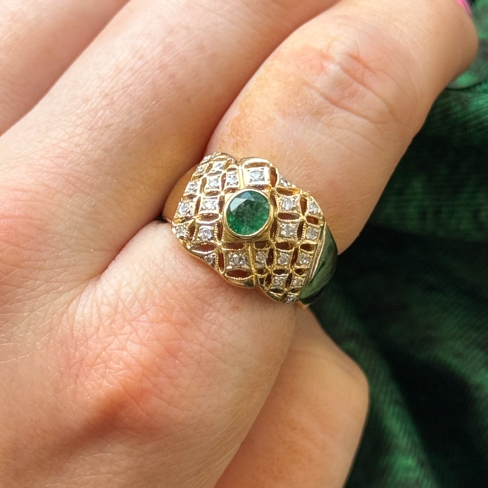 Exquisite Bezel Set Emerald & Diamond Cocktail Ring - 0.20ctw Emerald & 0.39ct Diamond - Size 6.75 - Perfect for Evening Parties, Weddings & Special Occasions