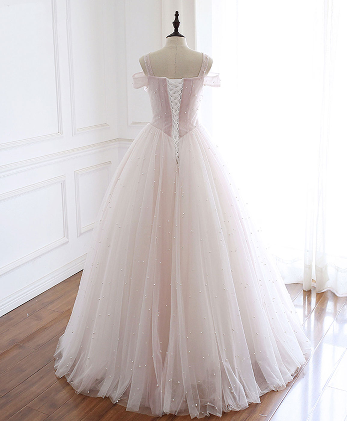 Elegant Light Pink Tulle Long Prom Dress for Women - Formal Graduation Gown with Flowy Skirt - Perfect for Prom Night, Homecoming, and Special Occasions